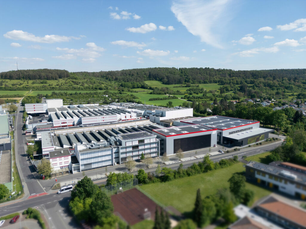 Die Fassadenbegr&uuml;nung am neuen Wareneingang des Firmensitzes in Marktheidenfeld hat nicht nur einen optischen Effekt, sondern tr&auml;gt aktiv zum Klimaschutz bei.