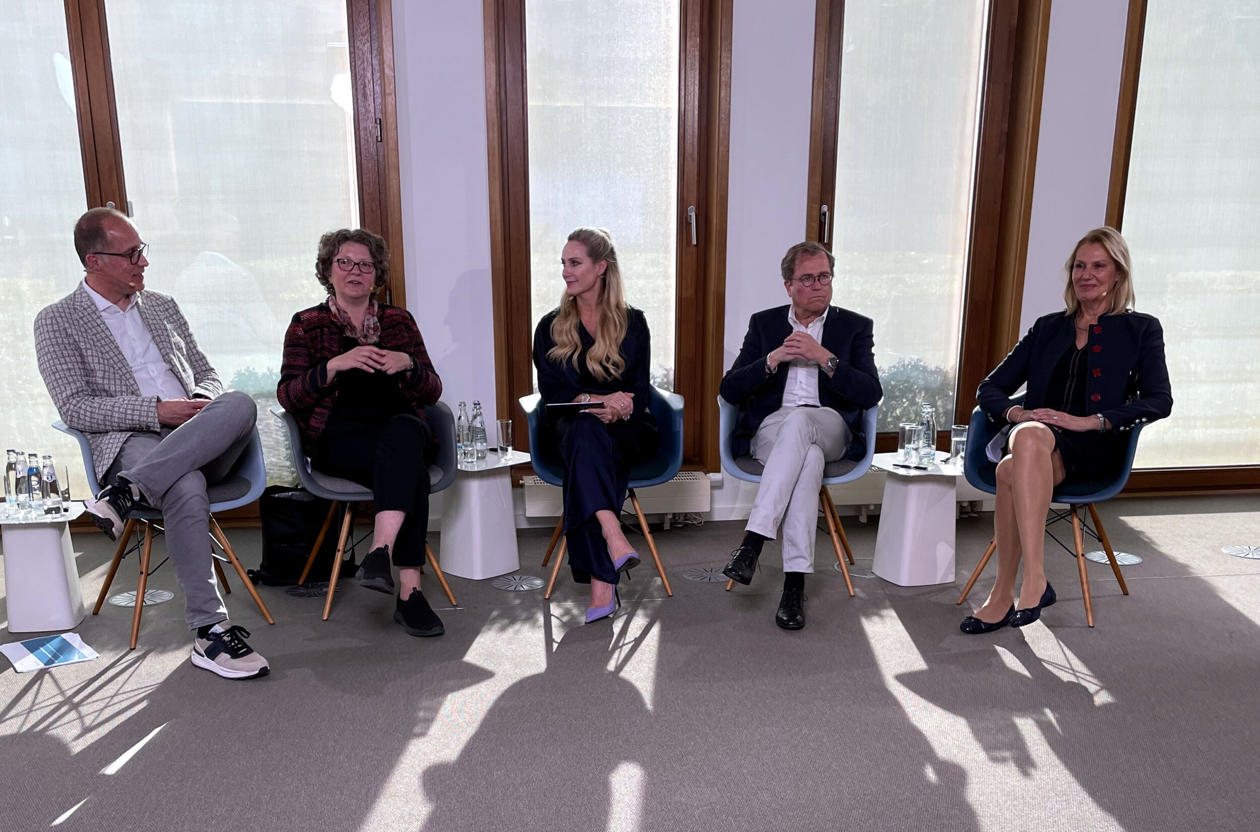 Parlamentarischer Abend der Wirtschaftsinitiative Smart Living: (v.l.n.r.) Johannes Hauck (Hager Group), Anja Liebert (B&Uuml;NDNIS 90/Die Gr&uuml;nen), Christiane Stein (Moderation), Rainer Semet (FDP) und Ingeborg Esser (GdW)