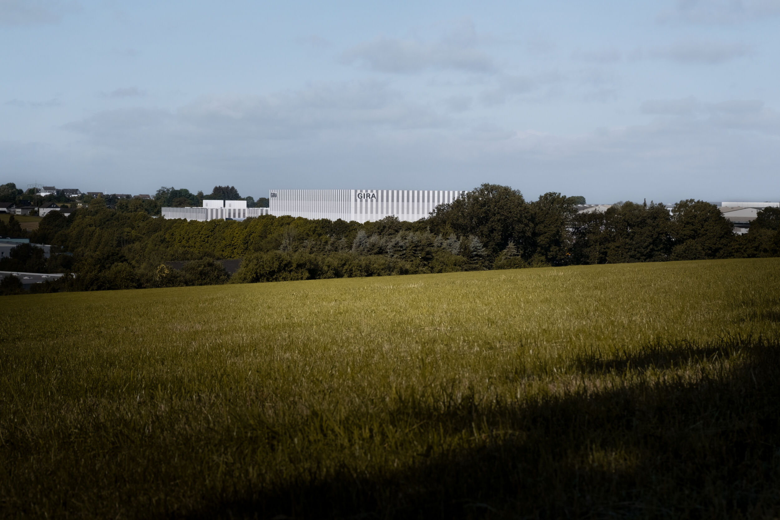 Teil der Gira Klimastrategie: Auf dieser Fl&auml;che an der Bundesstra&szlig;e 229 errichtet das Technologieunternehmen aus Radevormwald einen eigenen Solarpark. Er wird in Zukunft 8,5 Millionen Kilowattstunden Solarstrom im Jahr produzieren und so die CO2-Emissionen des Mittelst&auml;ndlers nachhaltig reduzieren.