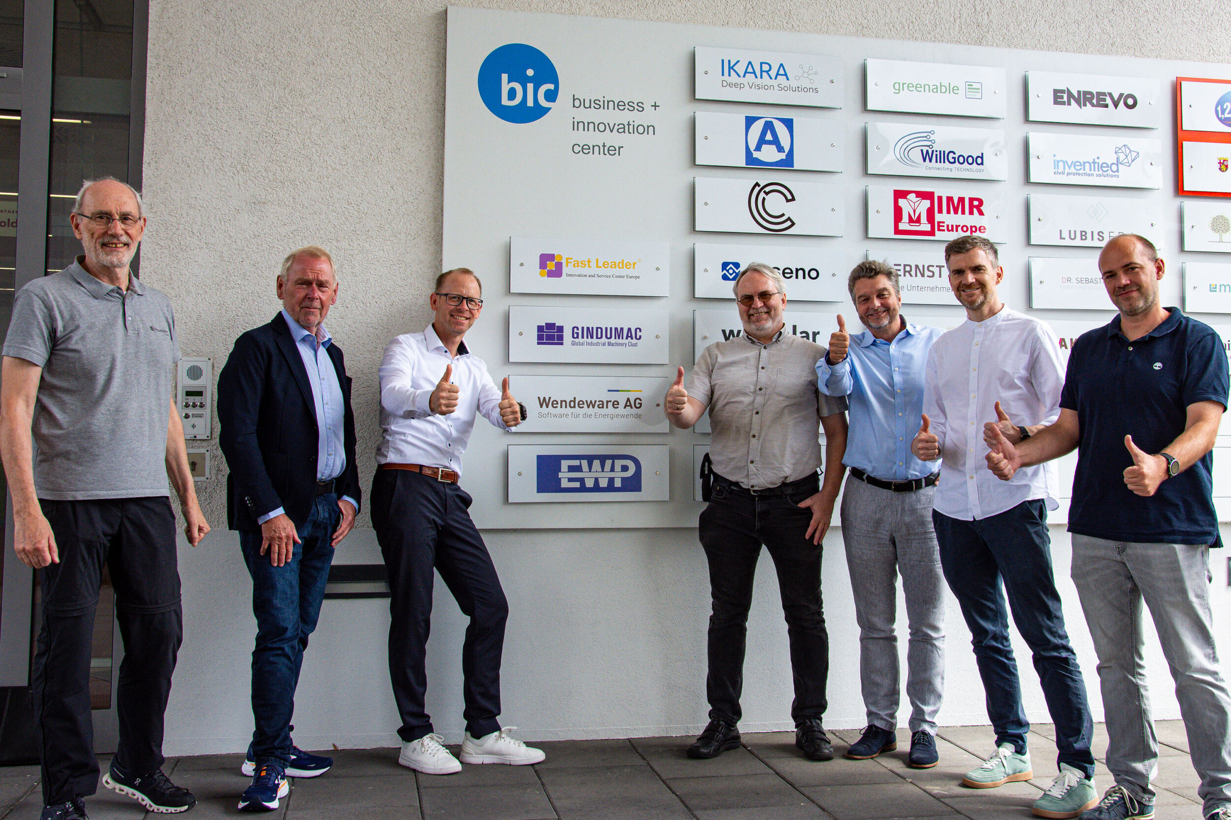 Gemeinsam wollen die Theben AG und die Wendeware AG ihre innovativen L&ouml;sungen f&uuml;r das Energiemanagement weiterentwickeln. Von links: Dr. Franz-Josef Pfreundt (stv. Aufsichtsratsvorsitzender, Wendeware AG), Dr. Wilhelm Kr&uuml;ger (Aufsichtsratsvorsitzender, Wendeware AG), Jens Wierichs (Head of Business Unit &ndash; Detection & Lighting, Theben AG), Jochen Marwede (Vorstand, Wendeware AG), Michael Matthesius (Vorstand Technik, Theben AG), Paul Sebastian Schwenk (CEO, Theben AG), Christian Mohrbacher (CTO, Wendeware AG).
