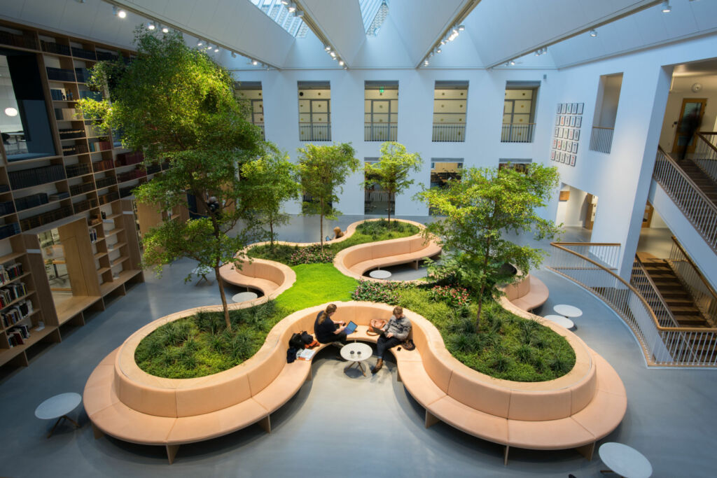 In Atrien, wie hier in der Dänischen
Königlichen Bibliothek in Aarhus,
unterstützt künstliche Beleuchtung das gesunde Wachstum der Pflanzen. (Det Kongelige Bibliotek, Åarhus)