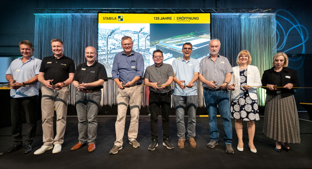 Offizielle Einweihung des neuen Logistikzentrums von STABILA (v. li.): Matthias Glatte (Architekt), Holger Binder (Vertriebs- und Marketingleiter), Michel Arbogast
(Technischer Leiter), Ulrich D&auml;hne (Gesch&auml;ftsf&uuml;hrer), Michael Reisser (Betriebsratsvorsitzender), Dr. Rainer Himmelsbach (Beiratsvorsitzender), Michael
Zimmermann (Ortsb&uuml;rgermeister Hauenstein), Martina Wagner (erste Kreisbeigeordnete Landkreis S&uuml;dwestpfalz) und Miriam Heinrich (Gesch&auml;ftsf&uuml;hrerin der Wirtschaftsf&ouml;rderungsgesellschaft S&uuml;dwestpfalz).