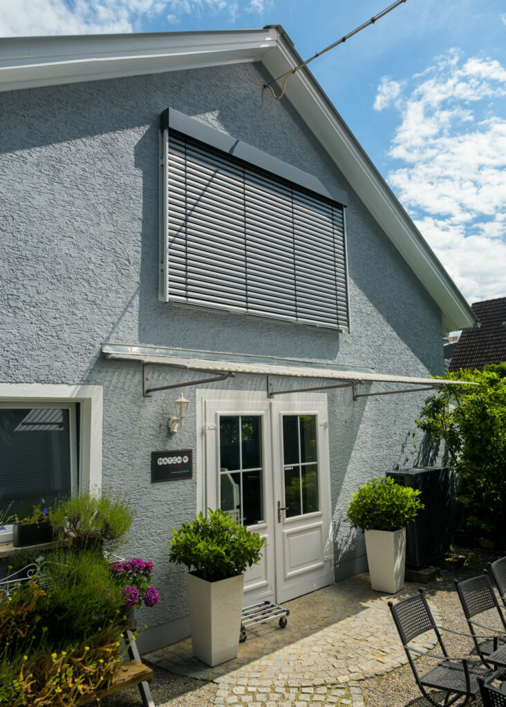 Moderner Sonnenschutz an historischer Fassade: Eine Kombination, die bei der M.a.t.c.h.
Vertriebsmarketing GbR das Arbeiten an heißen Sommertagen erleichtert.