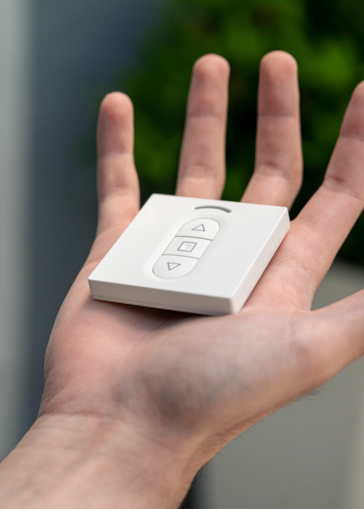 Jeder Arbeitsplatz ist jetzt mit einem 1-Kanal-Handsender ausgestattet. Per Funk lässt sich der Sonnenschutz am eigenen Schreibtisch so individuell steuern.