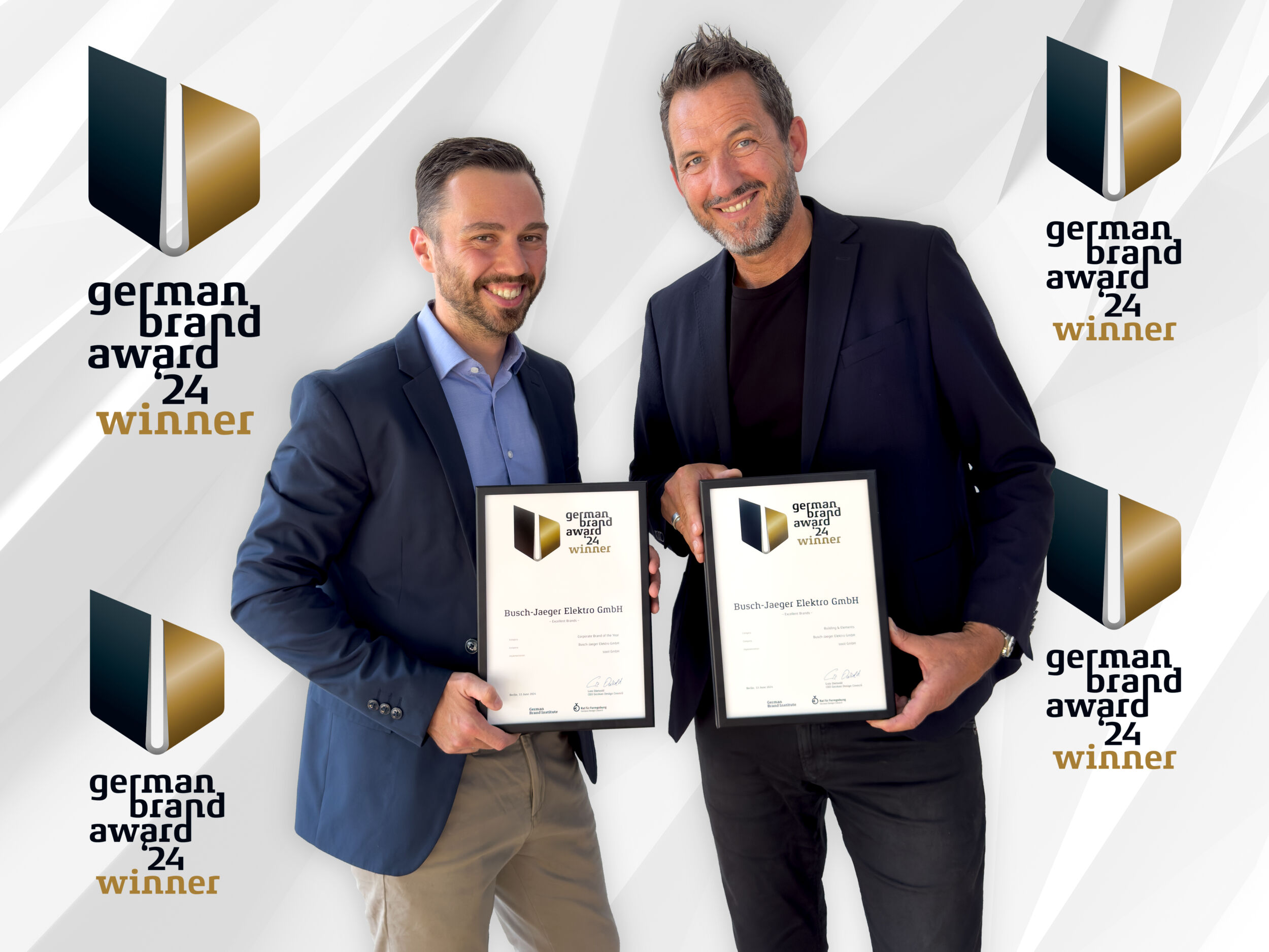 Dr. Frederic Nimmermann (links), Leitung Marketing und Kommunikation, und Mirco Simon, Leitung Marketing Branding, Messaging und Content, nahmen die Auszeichnungen f&uuml;r Busch-Jaeger entgegen.
