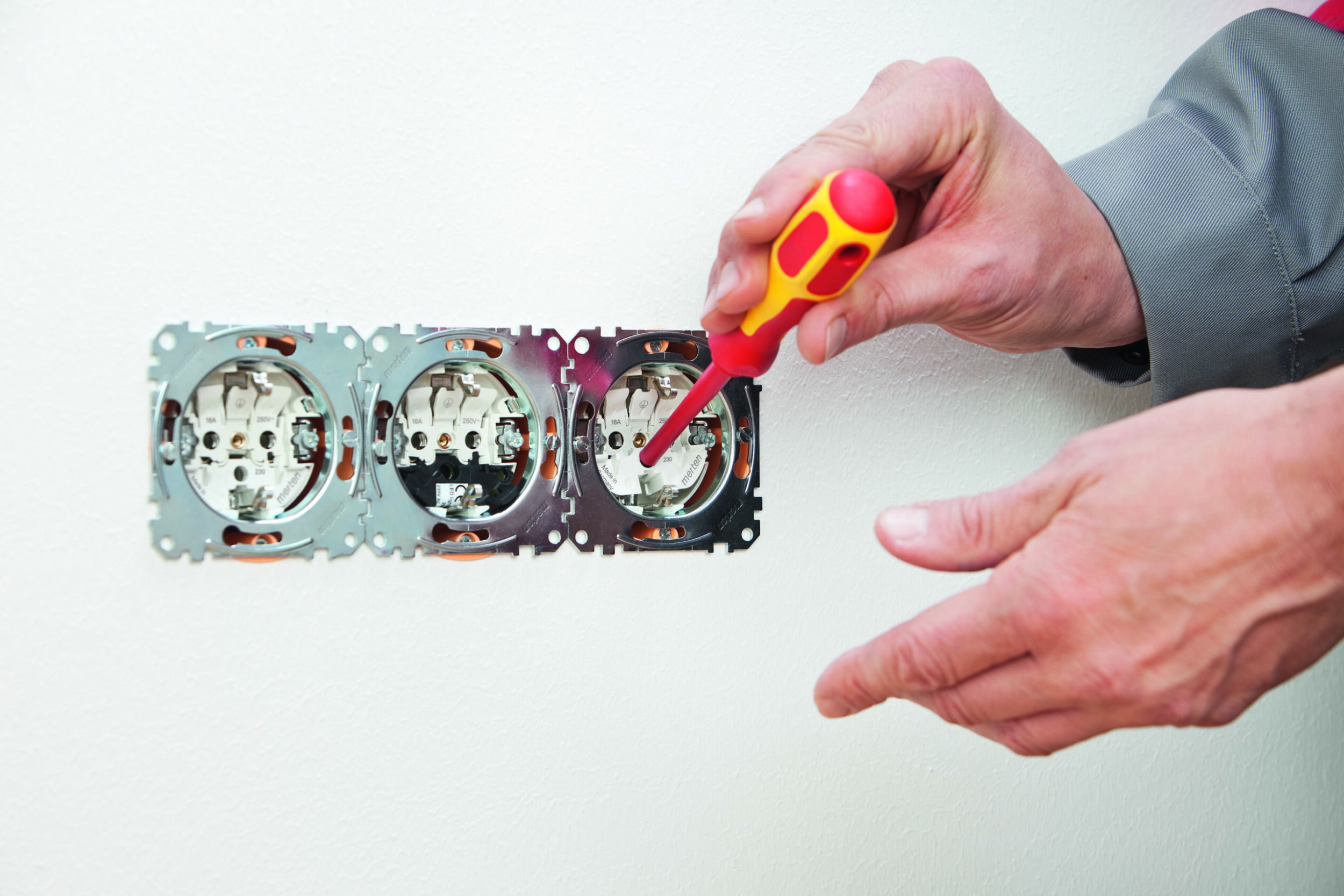 Schnellmontagesystem für Schalter und Steckdosen
