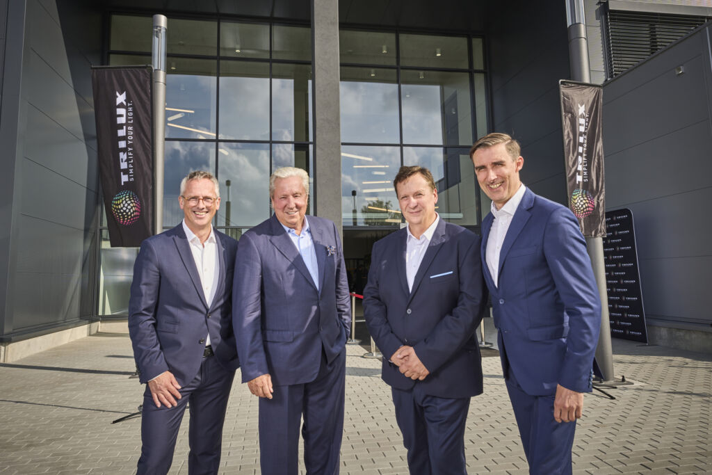 Trilux hat sein neues Werk in Polen feierlich eingeweiht. Im Bild (v.l.n.r.): Hubertus Volmert, CEO Trilux ; Michael Huber, Gesellschafter und Aufsichtsratsvorsitzender Trilux ; Piotr Mokrzan, Leiter des neuen Werks; Arkadiusz Lewenko, Managing Director Trilux CEE.