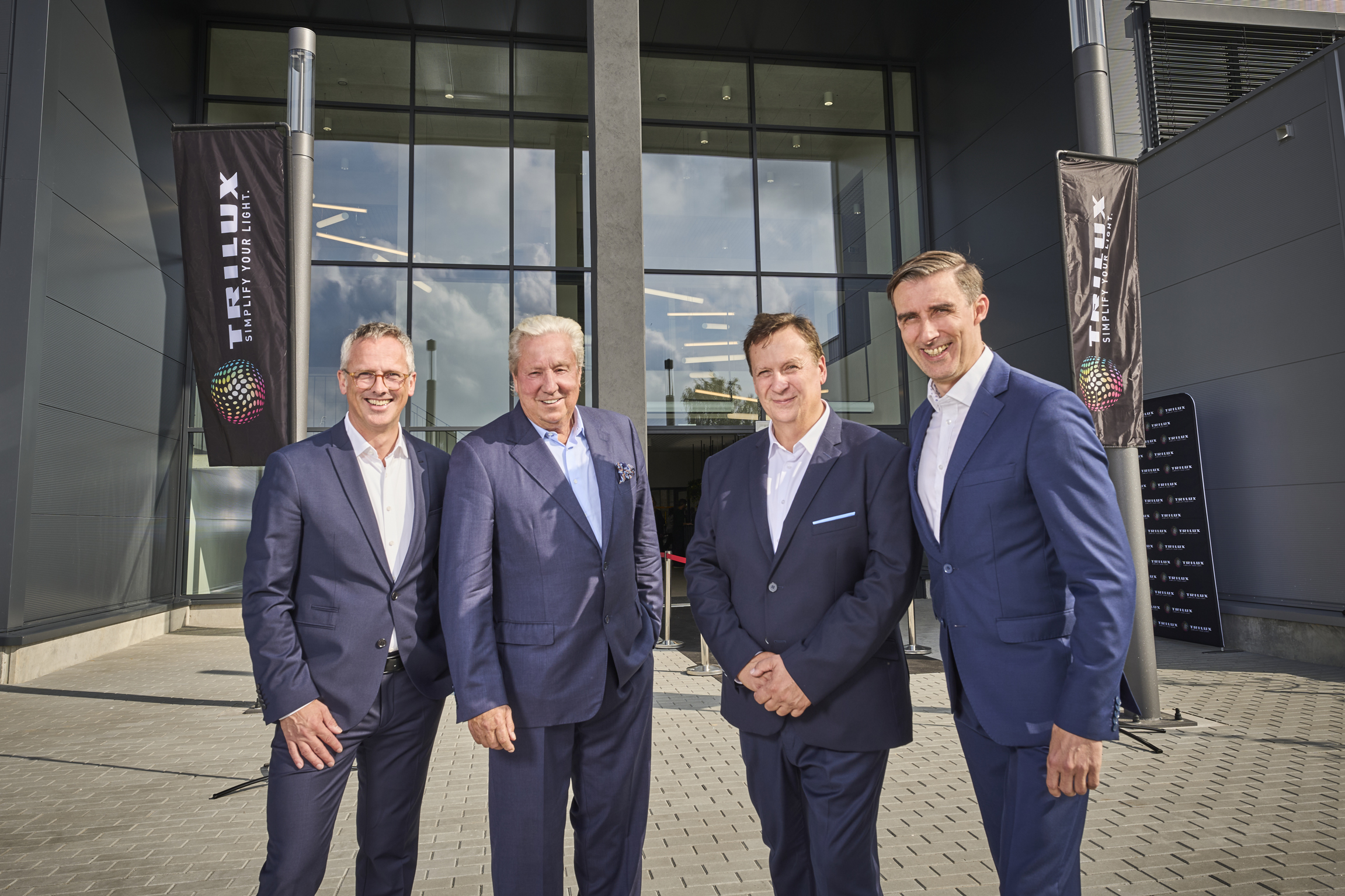 Trilux hat sein neues Werk in Polen feierlich eingeweiht. Im Bild (v.l.n.r.): Hubertus Volmert, CEO Trilux ; Michael Huber, Gesellschafter und Aufsichtsratsvorsitzender Trilux ; Piotr Mokrzan, Leiter des neuen Werks; Arkadiusz Lewenko, Managing Director Trilux CEE.