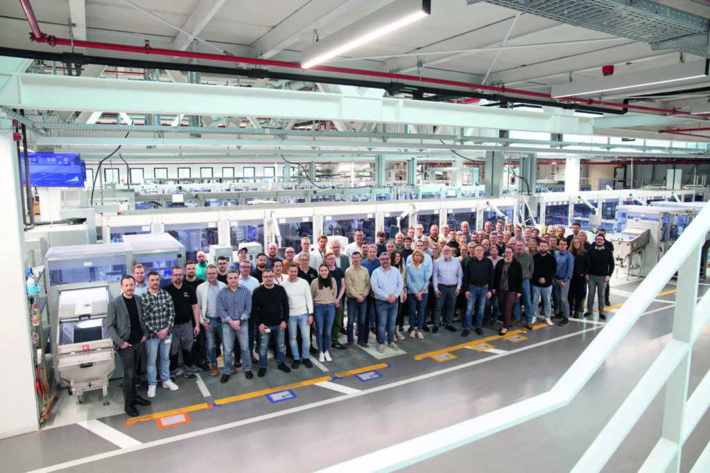 Mammutprojekt: Die Konzipierung, die Konstruktion und die Realisierung der neuen vollautomatischen Schalterstra&szlig;e, mit der Gira die Modernisierung seiner Montage abschlie&szlig;t, haben mehr als zwei Jahre in Anspruch genommen. &Uuml;ber 150 Mitarbeitende aus allen Bereichen des Technologiemittelst&auml;ndlers haben an dem Vorhaben mitgearbeitet.