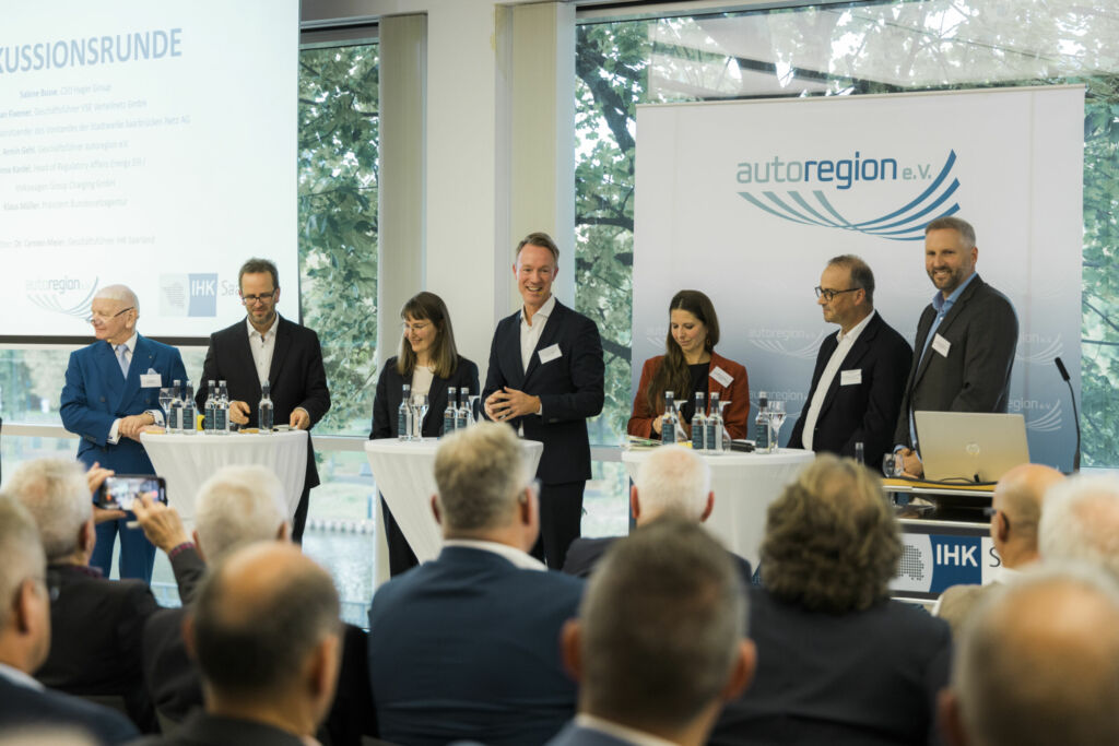 V.l.n.r.: Armin Gehl, Gesch&auml;ftsf&uuml;hrer des autoregion e.V., Klaus M&uuml;ller, Pr&auml;sident der Bundesnetzagentur, Sabine Busse, CEO Hager Group, Carsten Meier, Gesch&auml;ftsf&uuml;hrer IHK Saarland, Johanna Kardel, Elli / Volkswagen Group Charging  GmbH, Roman Fixemer, Gesch&auml;ftsf&uuml;hrer VSE Verteilnetz GmbH und Thomas Gebhart, CEO Stadtwerke Saarbr&uuml;cken Netz AG diskutierten gemeinsam die Chancen der Technologie f&uuml;r die Versorgungsicherheit, Netzstabilit&auml;t und effiziente Nutzung von erneuerbaren Energien. 
