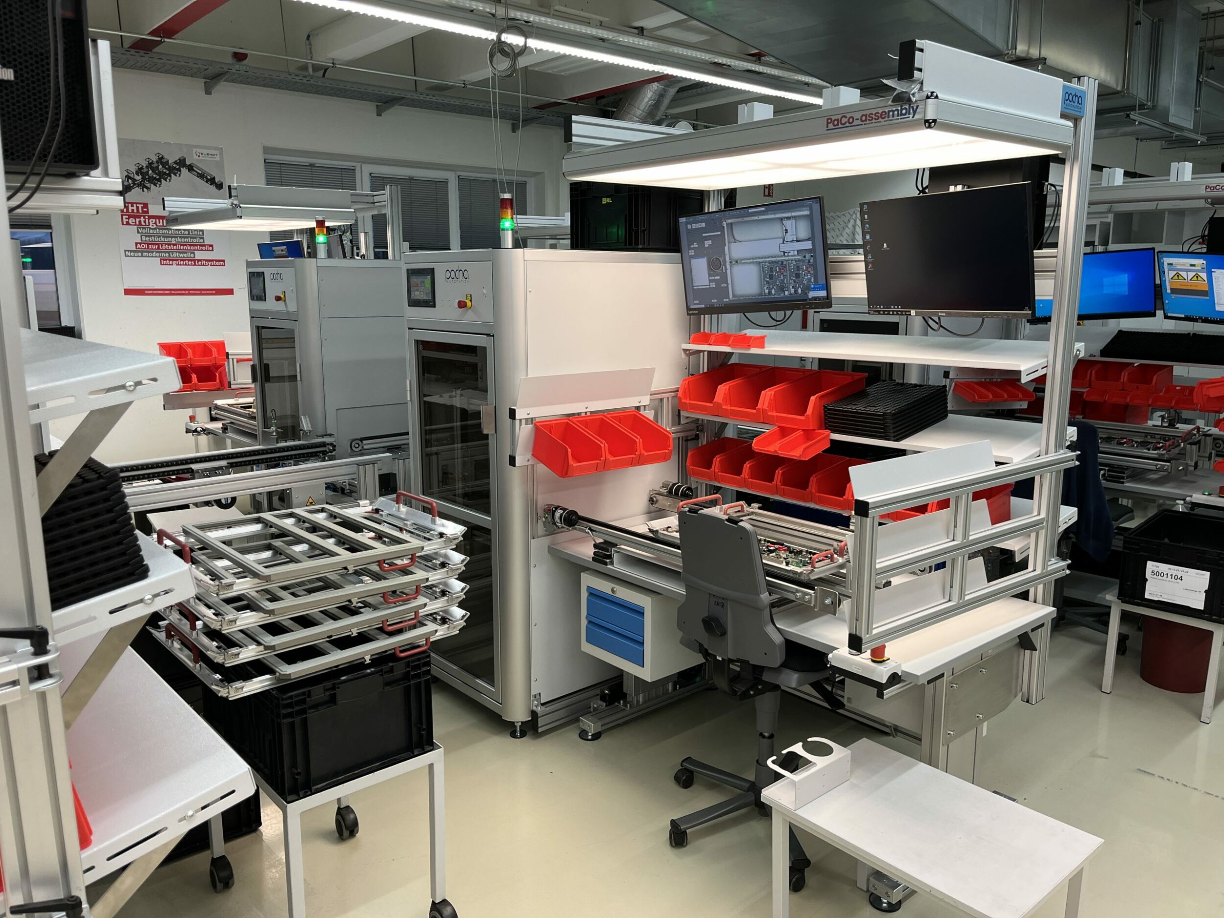 Telenot stärkt Standort mit modernen Anlagen Die neuen höhenverstellbaren Bestückungsplätze ermöglichen ein effizienteres und gleichzeitig rückenschonendes Arbeiten.