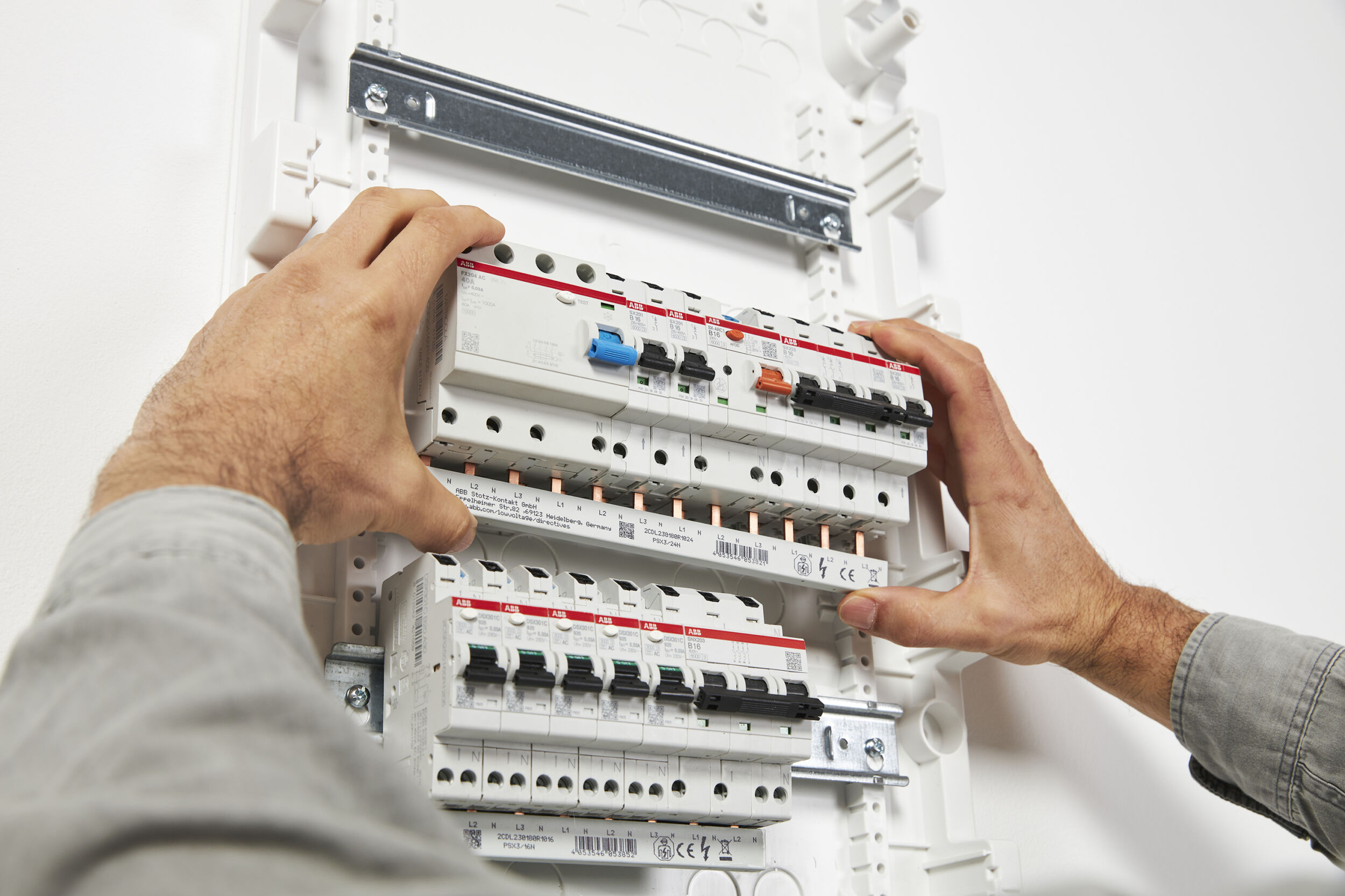 Mit Flexline wird nur noch eine einzige Phasenschiene benötigt, die alle Gerätetypen flexibel miteinander verbindet.