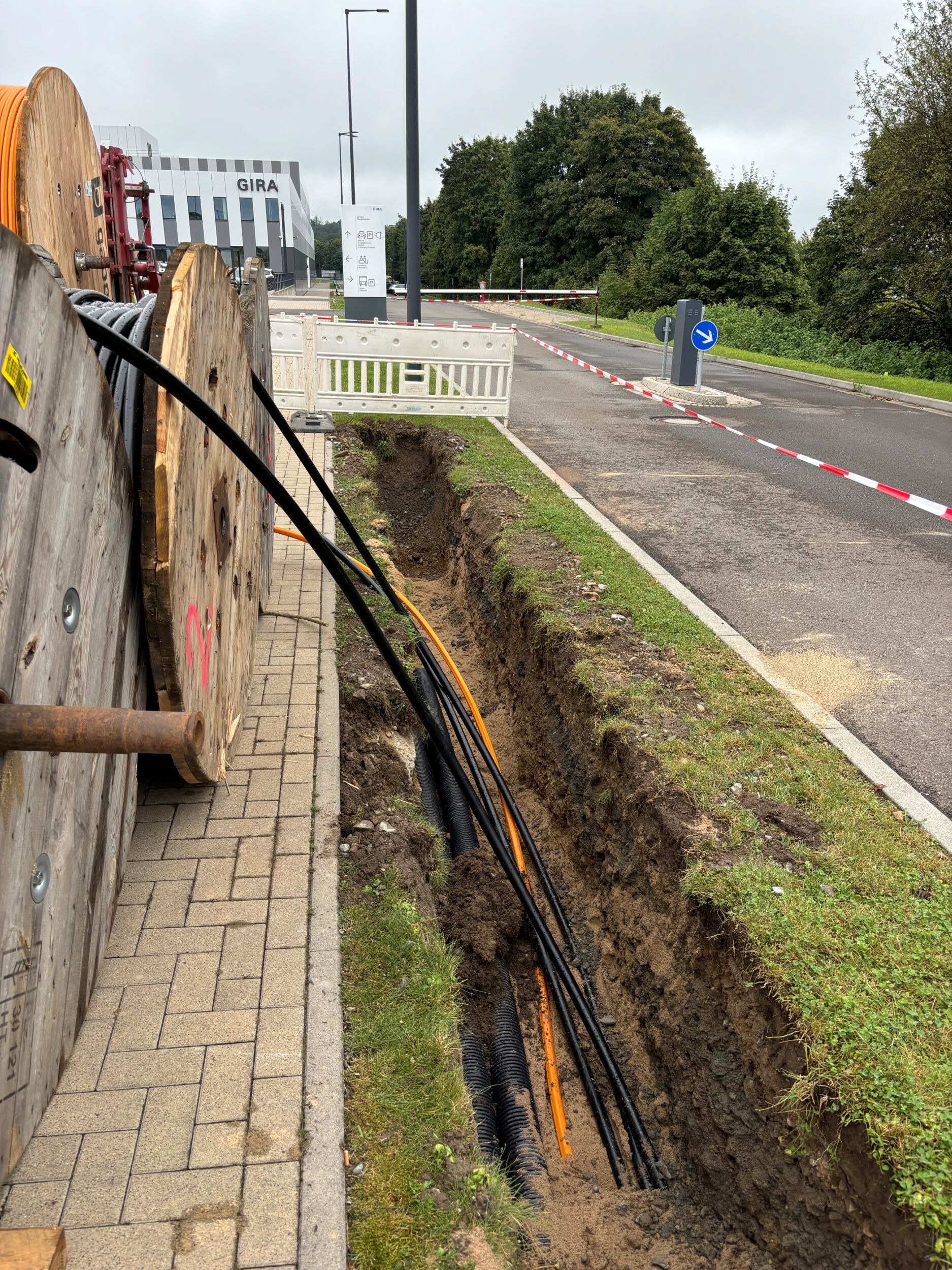 Auf dem Gira Campus R&ouml;ntgenstra&szlig;e werden die Zuleitungen zum unternehmenseigenen Solarpark verlegt.