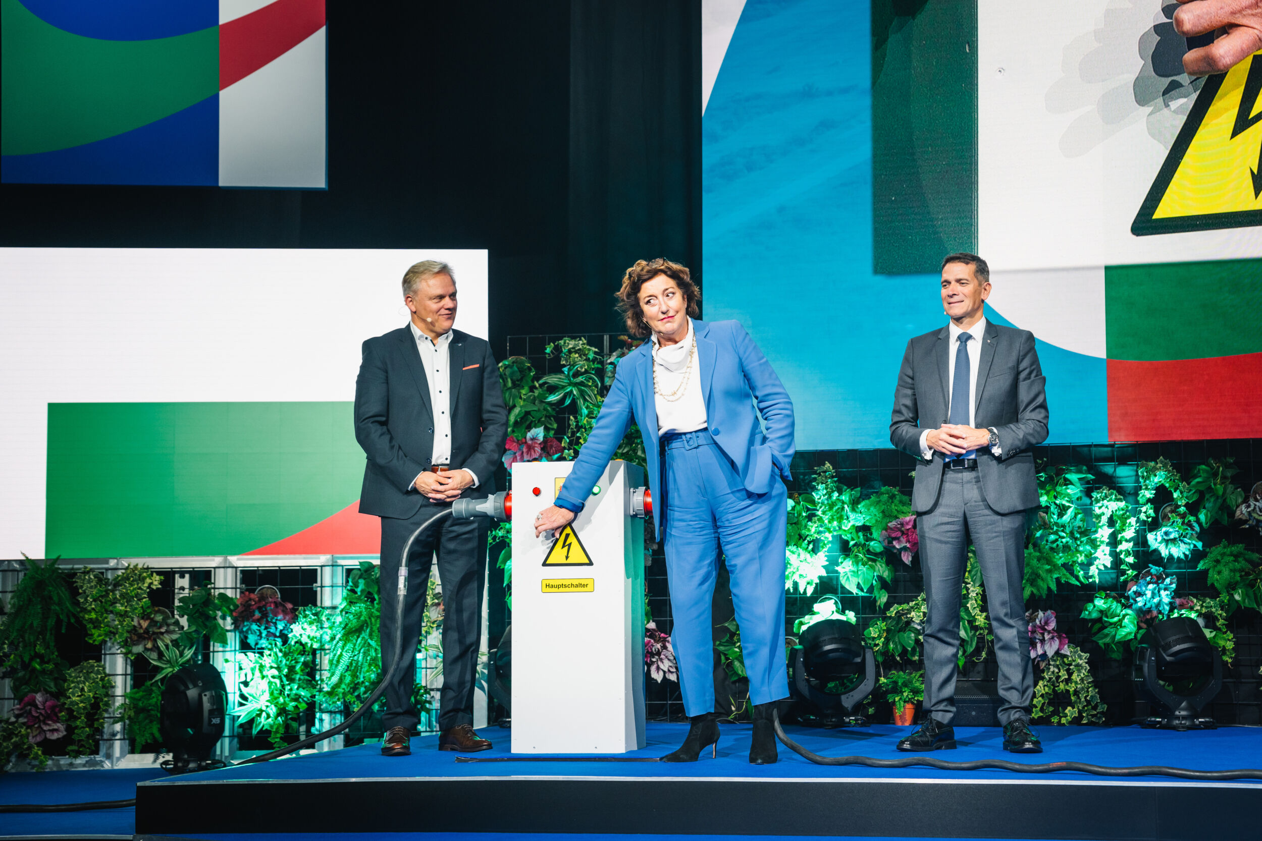 v.l.n.r.: Dr. Stefan Stegemann, Vorsitzender der Gesch&auml;ftsf&uuml;hrung von Sonepar in Deutschland und President Nordic und Central, Marie-Christine Coisne-Roquette, Sonepar Board Chairman und J&eacute;r&ocirc;me Malassigne, President Sonepar Western Europe, bei der feierlichen Er&ouml;ffnung des neuen Logistikzentrums.