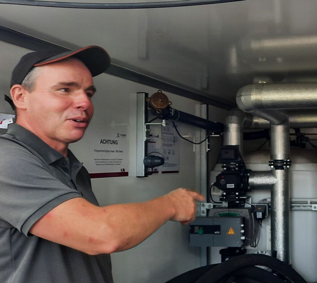 André Malcherczyk erkärt die Vorteile der Lösung: "Die Heizungen melden sich bei uns, sobald sich eine Störung abzeichnet. Dann bekommen wir direkt eine Meldung auf unsere Mobiltelefone und die Rechner im Büro."