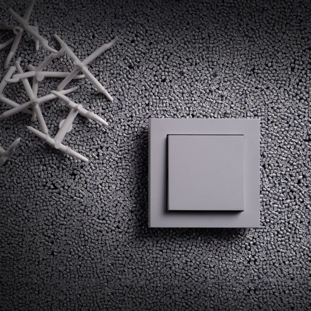 Die Kunststoffteile des Schalterprogramms Gira E2 Lichtgrau bestehen überwiegend aus Rezyklat, das während der Produktion bei Gira anfällt.