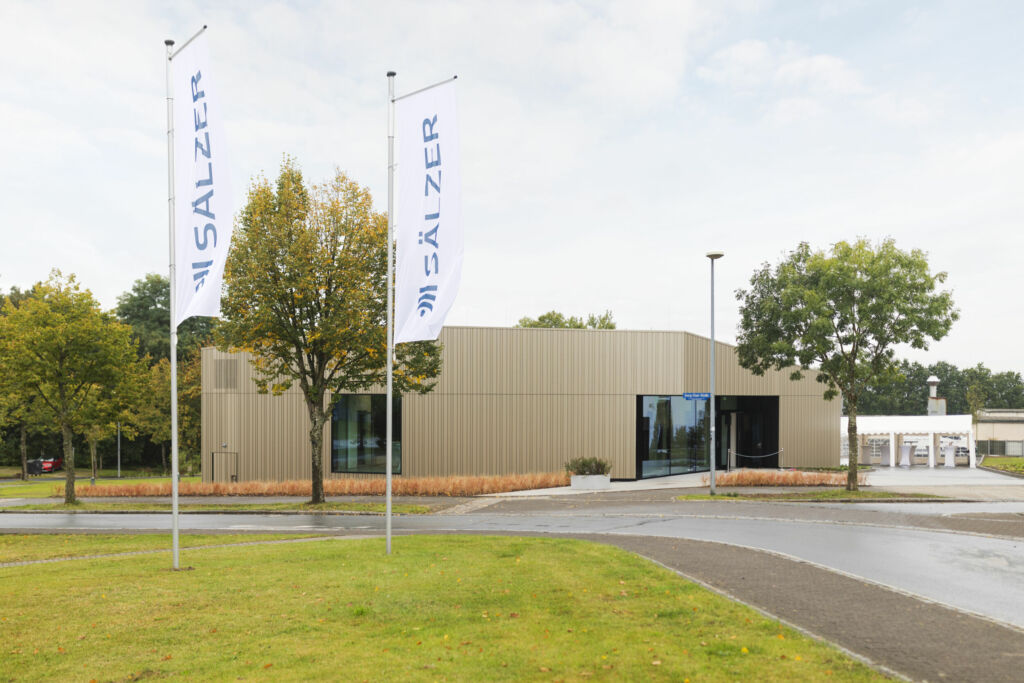 Auf rund 430 Quadratmetern befinden sich im S&auml;lzer Kompetenzzentrum Ausstellungsfl&auml;che, Schulungsr&auml;ume und Testzentrum f&uuml;r hochsichere Fenster, T&uuml;ren und Fassaden.