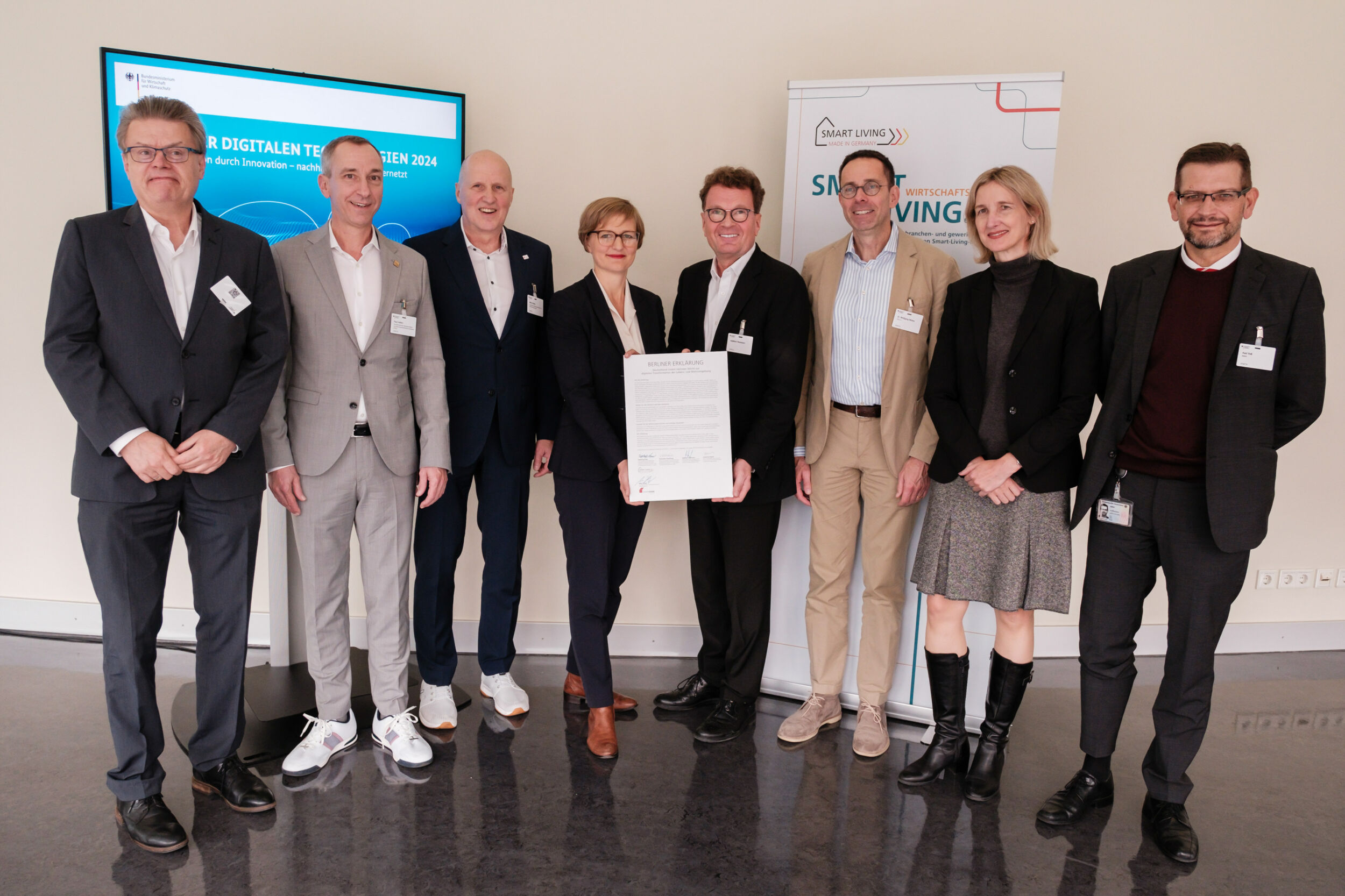 Pr&auml;sentieren die Berliner Erkl&auml;rung auf den Tagen der digitalen Technologien: Claus Wedemeier, GDW; Paul Seifert, ZVEH; Mike Heider, SmartHome Initiative e. V.; Franziska Brantner, Parlamentarische Staatssekret&auml;rin beim Bundesministerium f&uuml;r Wirtschaft und Klimaschutz (BMWK); Adalbert Neumann, Wirtschaftsinitiative Smart Living; Wolfgang Weber, ZVEI; Christina Decker, BMWK; Axel Voss, BMWK (v. li.)