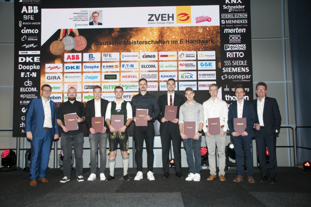 Die sieben Goldmedaillen-Gewinner und der jahrgangsbeste Geb&auml;udesystemintegrator (v. l. n. r.): Benedikt Kanh&auml;usser (Elektroniker Fachrichtung Informations- und Telekommunikationstechnik), Julian Lembeck (Systemelektroniker), Johannes Pfaller (Informationselektroniker Schwerpunkt Ger&auml;te- und Systemtechnik), Tom Flemming (Elektroniker Fachrichtung Automatisierungstechnik), Felix Kreuz (Informationselektroniker Schwerpunkt B&uuml;rosystemtechnik), Jonas Babinsky (Elektroniker f&uuml;r Maschinen und Antriebstechnik), David Vogel (Elektroniker Fachrichtung Energie- und Geb&auml;udetechnik) sowie Jannis Wiehart (Elektroniker f&uuml;r Geb&auml;udesystemintegration).