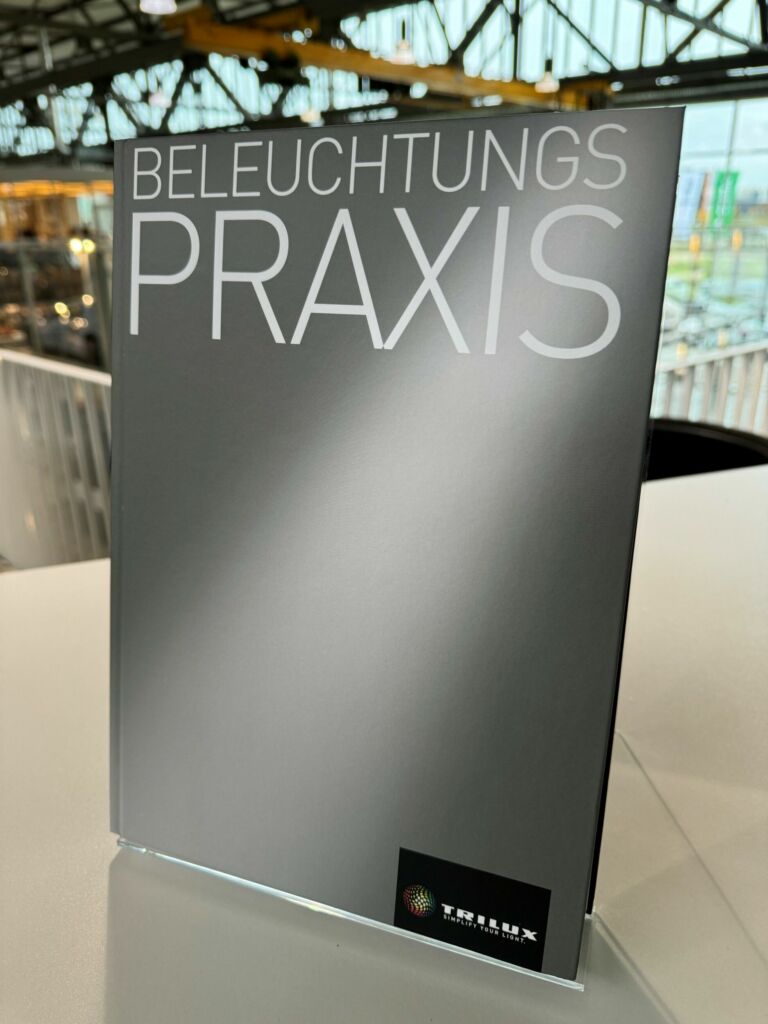664 Seiten geballte Outdoor-Kompetenz &ndash; die neue &bdquo;Beleuchtungspraxis Au&szlig;enbeleuchtung&ldquo; b&uuml;ndelt das topaktuelle Lichtwissen f&uuml;r den Au&szlig;enbereich. 