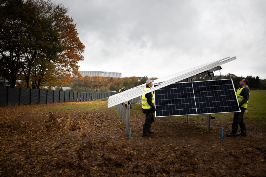 Die 13.794 im Gira Solarpark installierten Photovoltaik-Module werden pro Jahr rund 9,8 Millionen Kilowatt Strom erzeugen - klimafreundlich, da komplett emissionsfrei. Die Menge w&uuml;rde ausreichen, damit 1.000 vollelektrische Mittelklassewagen &ndash; jeder f&uuml;r sich eine Strecke &ndash; von &uuml;ber 58.000 Kilometer zur&uuml;cklegen k&ouml;nnten.