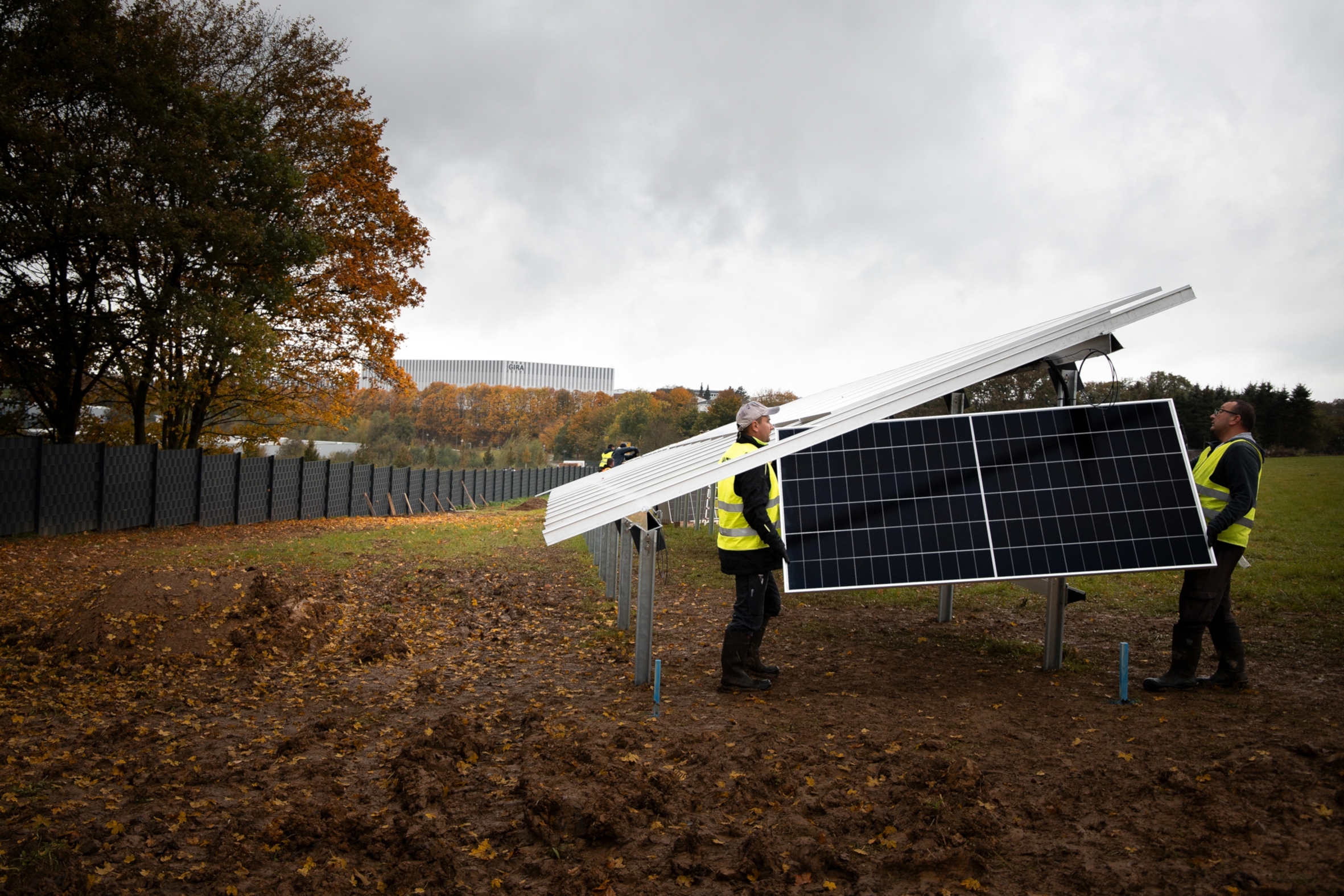 Die 13.794 im Gira Solarpark installierten Photovoltaik-Module werden pro Jahr rund 9,8 Millionen Kilowatt Strom erzeugen - klimafreundlich, da komplett emissionsfrei. Die Menge w&uuml;rde ausreichen, damit 1.000 vollelektrische Mittelklassewagen &ndash; jeder f&uuml;r sich eine Strecke &ndash; von &uuml;ber 58.000 Kilometer zur&uuml;cklegen k&ouml;nnten.