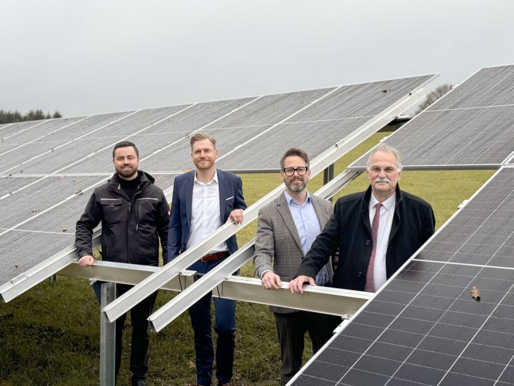 Freuen sich &uuml;ber den offiziellen Startschuss f&uuml;r den Bau des Gira Solarparks (v.r.): Johannes Mans, B&uuml;rgermeister von Radevormwald, Giancarlo Paasch, Energiemanager bei Gira, Sebastian Marz, Gira Gesch&auml;ftsf&uuml;hrer, und Oliver vom Lehn, Mitglied im Vorstand der Apricus Solar AG, die das Photovoltaik-Kraftwerk errichten wird.