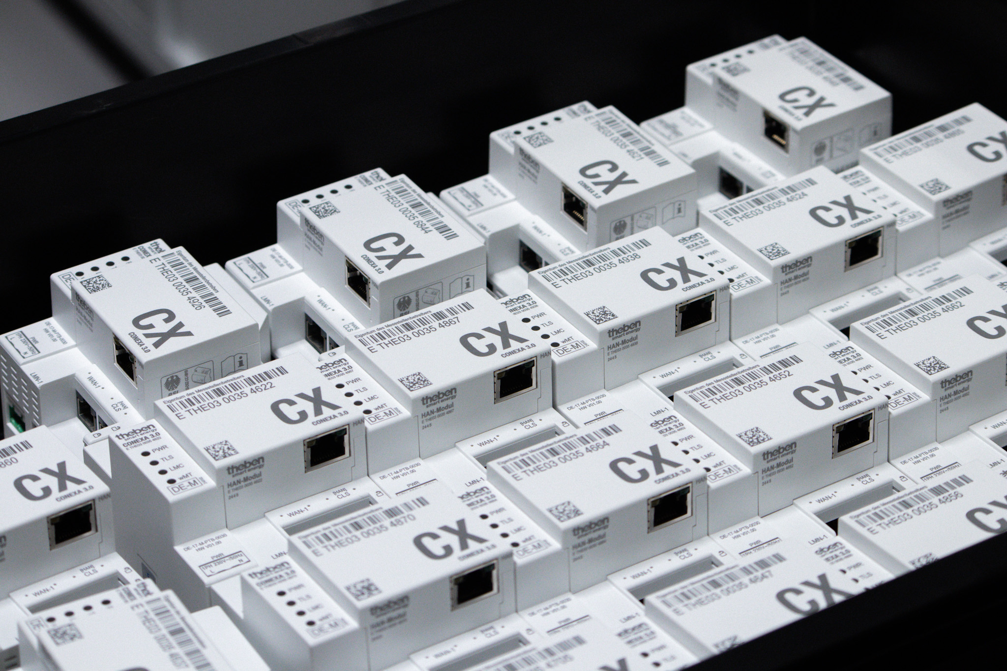 &shy; Theben hat die Produktionskapazit&auml;ten der Smart Meter Gateways deutlich ausgebaut.