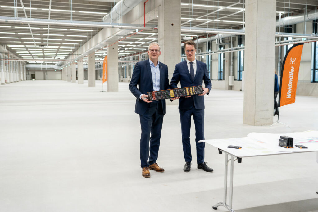 Dr. Sebastian Durst, Vorstandsvorsitzender der Weidm&uuml;ller Gruppe, zeigte Ministerpr&auml;sident Hendrik W&uuml;st die im Rohbau befindliche Elektronikfertigung. 
