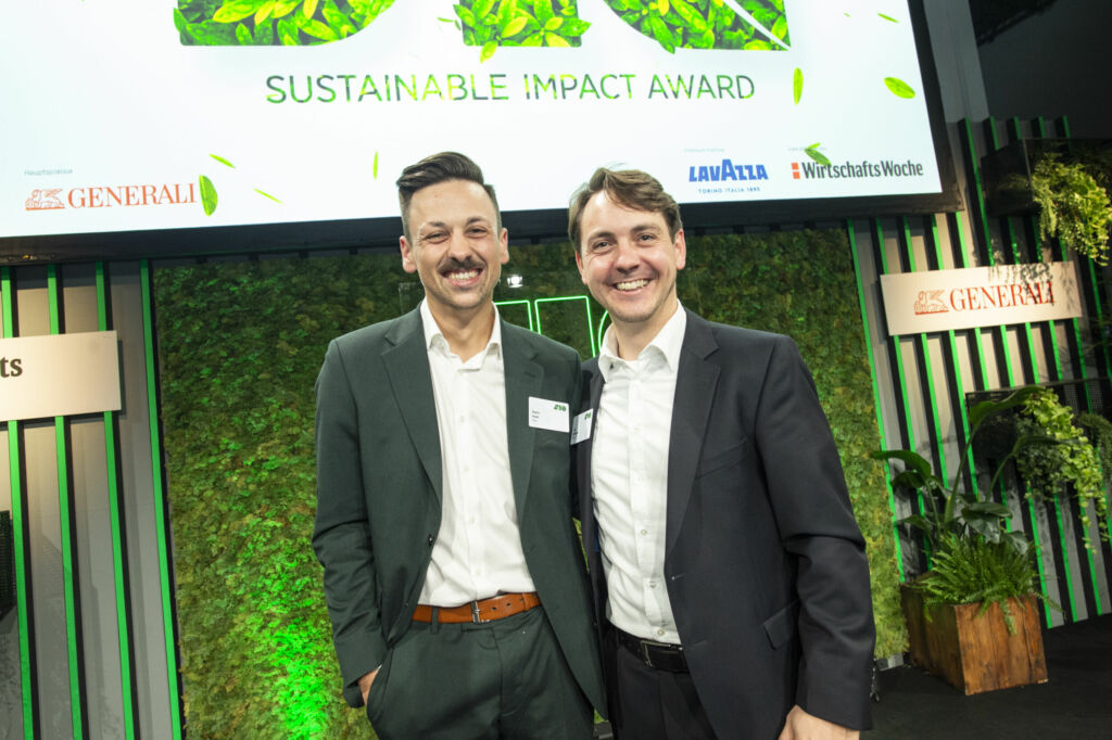 Jan B&ouml;ttcher (r.) und Dario Hudr, Gira, freuen sich &uuml;ber die Auszeichnung als Nachhaltigkeitspionier. 