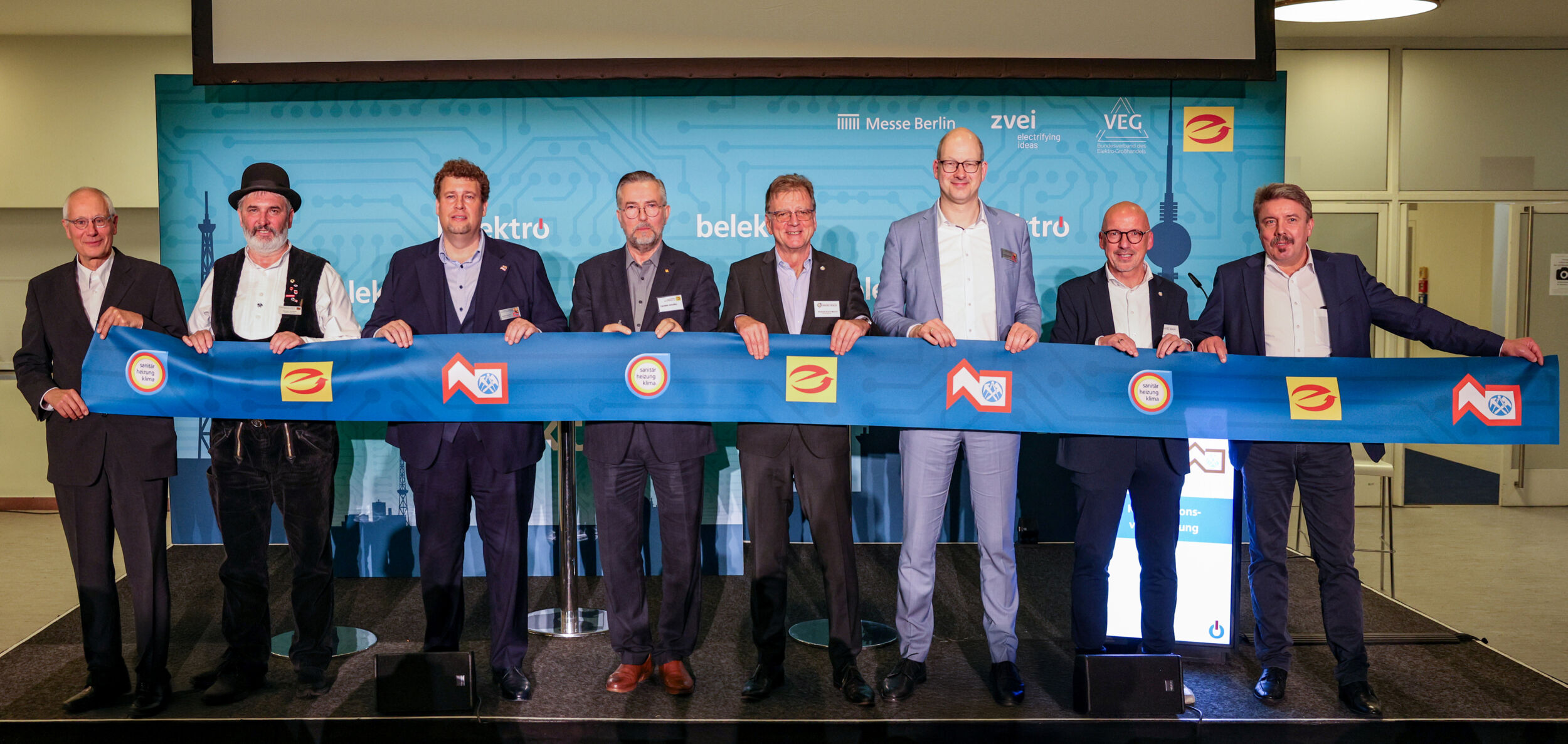 Innungen schließen auf Belektro Kooperationsvertrag v.l.n.r.: C.Rehlinger, K.Kirchhoff, S.Ziemann, C.Joschko, A.Koch-Martin,S.Bobinski, A.Schuh, N.Band