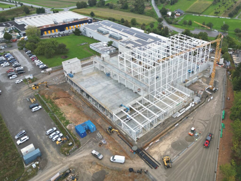 Theben investiert in die Fertigung. Die h&ouml;heren Kapazit&auml;ten erlauben nun Preissenkungen im Bereich KNX-Komponenten.