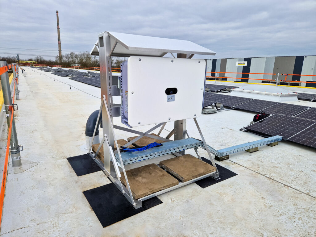 Der i-Shelter Twin aus dem Hause Ademotec ist in verschiedenen Größen erhältlich und kann zwei Wechselrichter von bis zu 120 kg pro Seite tragen.