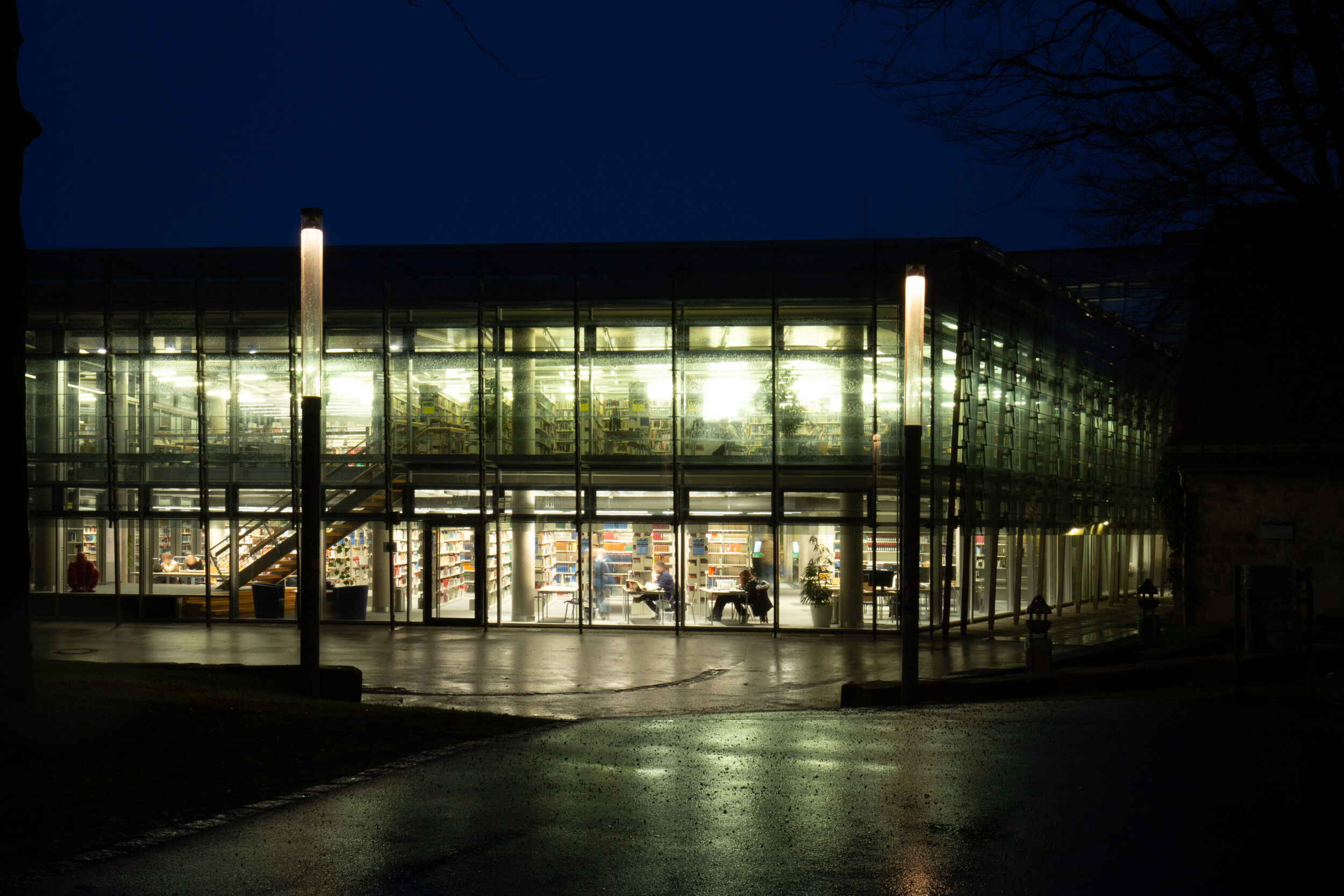 Die gläserne Teilbibliothek 4 der Universität Bamberg wurde 2024 aufgrund der veralteten Beleuchtungstechnik saniert.