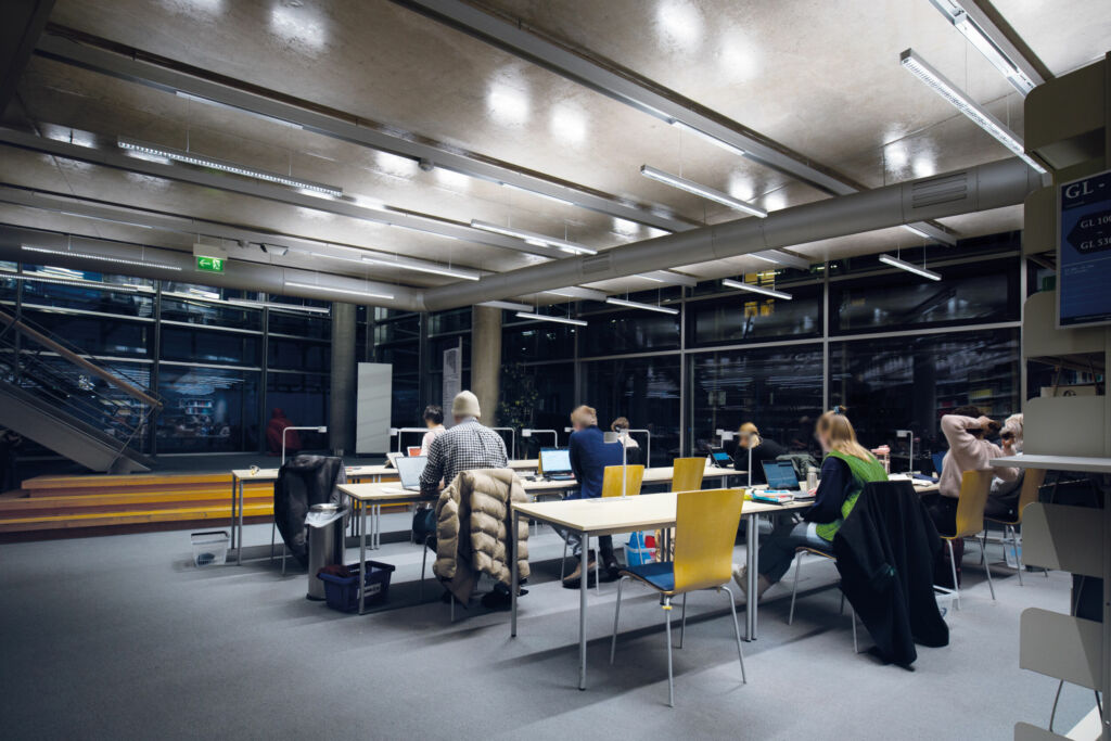 Im Bereich der B&uuml;cherregale und an den Arbeitspl&auml;tzen profitieren die Nutzer der Bibliothek von einer gleichm&auml;&szlig;igen, blendfreien Beleuchtung mit klir, die das Lesen und Forschen &uuml;ber l&auml;ngere Zeit erleichtert. 