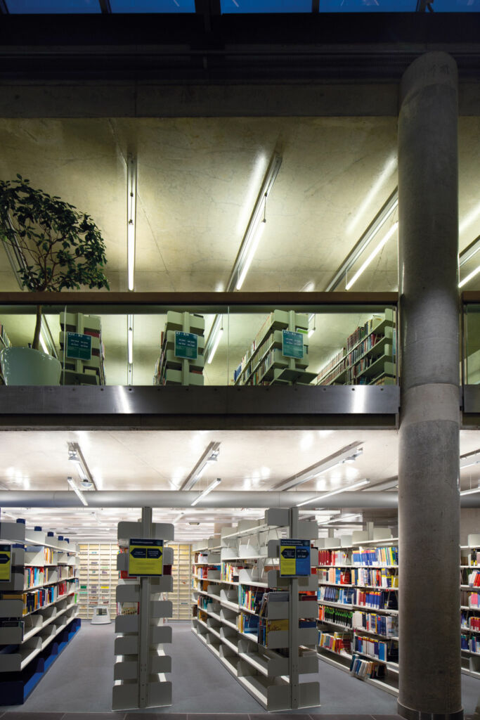 Die Beleuchtungssanierung erfolgte Zug um Zug in der kompletten gl&auml;sernen Teilbibliothek in Bamberg. 