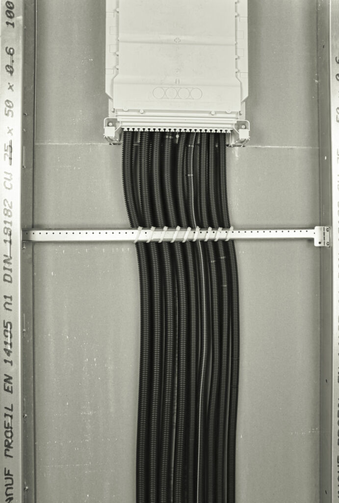 Vergleich im Trockenbau: Links eine unstrukturierte und unübersichtliche Installation um die Verteileranlage herum, rechts die saubere und sichere Befestigung der Wellrohre mit der TS Teleskopschiene.