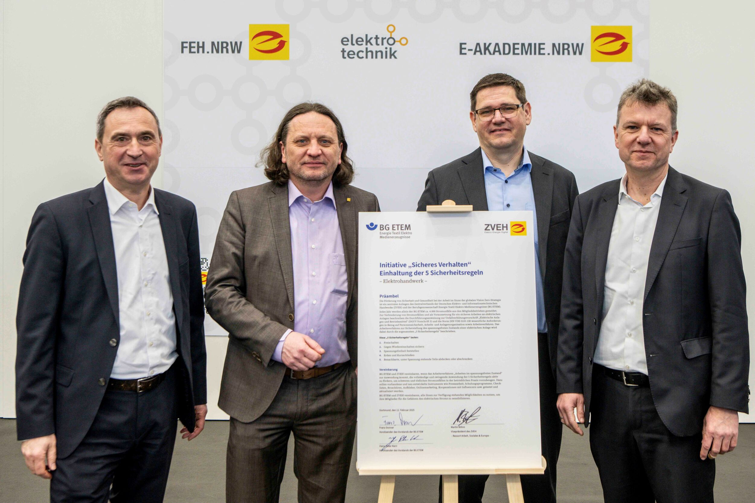Unterzeichneten die Branchenvereinbarung auf der &bdquo;elektrotechnik&ldquo; (v. l. n. r.): Frank G&ouml;ller (Leiter &bdquo;Pr&auml;vention&ldquo;, BG ETEM), Martin B&ouml;hm (ZVEH-Vizepr&auml;sident), Stefan Ehinger (ZVEH-Pr&auml;sident) und J&ouml;rg Botti (Hauptgesch&auml;ftsf&uuml;hrer BG ETEM).