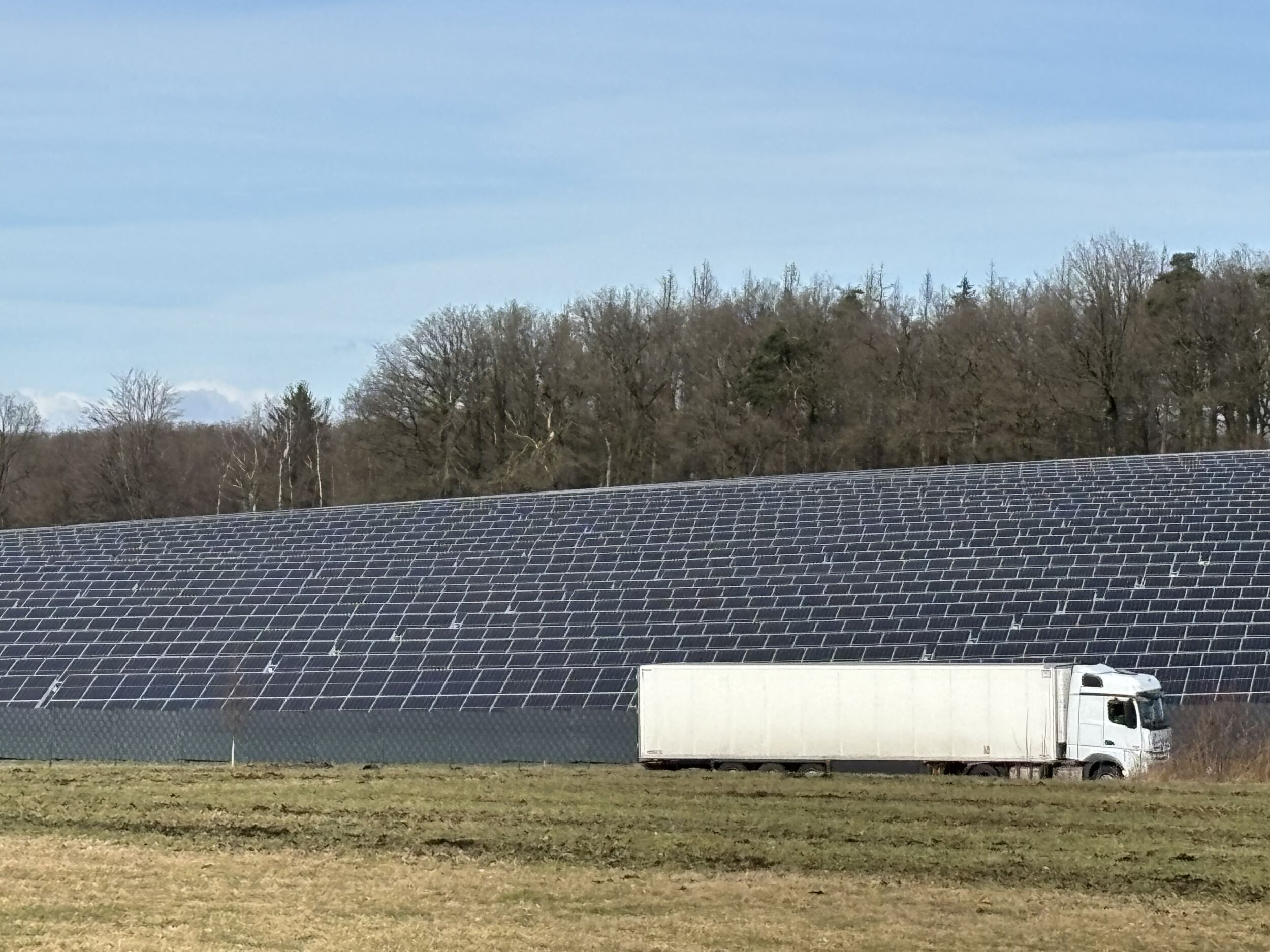 &Uuml;ber 95 Prozent der 13.772 Photovoltaik-Module des Gira Solarparks sind an der &bdquo;Gr&uuml;ne&ldquo; installiert worden.