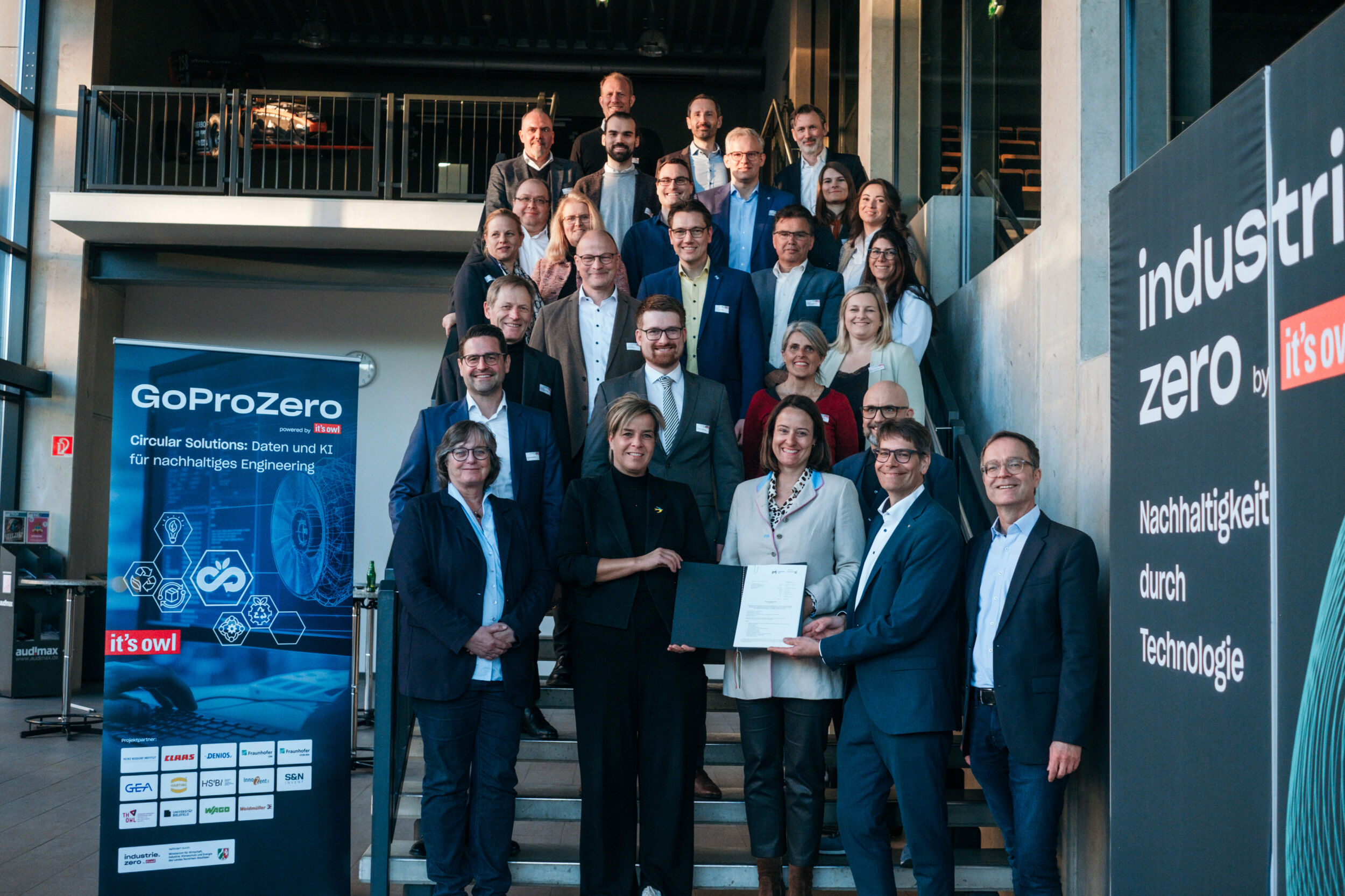 Bei der &Uuml;bergabe des F&ouml;rderbescheids durch Mona Neubaur, Ministerin f&uuml;r Wirtschaft, Industrie, Klimaschutz und Energie des Landes Nordrhein-Westfalen, waren Vertreterinnen und Vertreter der 14 Partner des Projekts GoProZero zugegen.