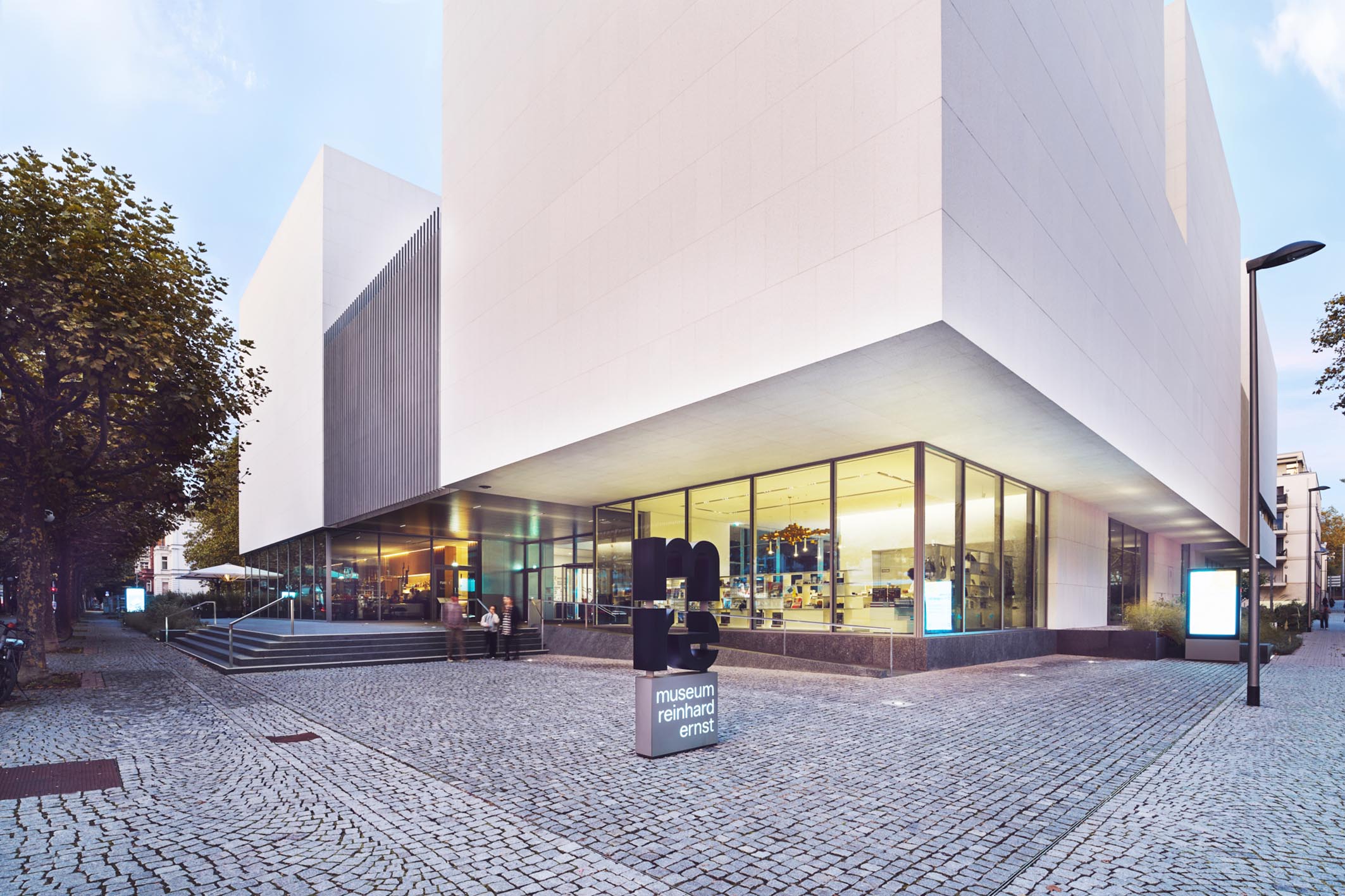 Das Museum Reinhard Ernst besticht durch seine außergewöhnliche Architektur.