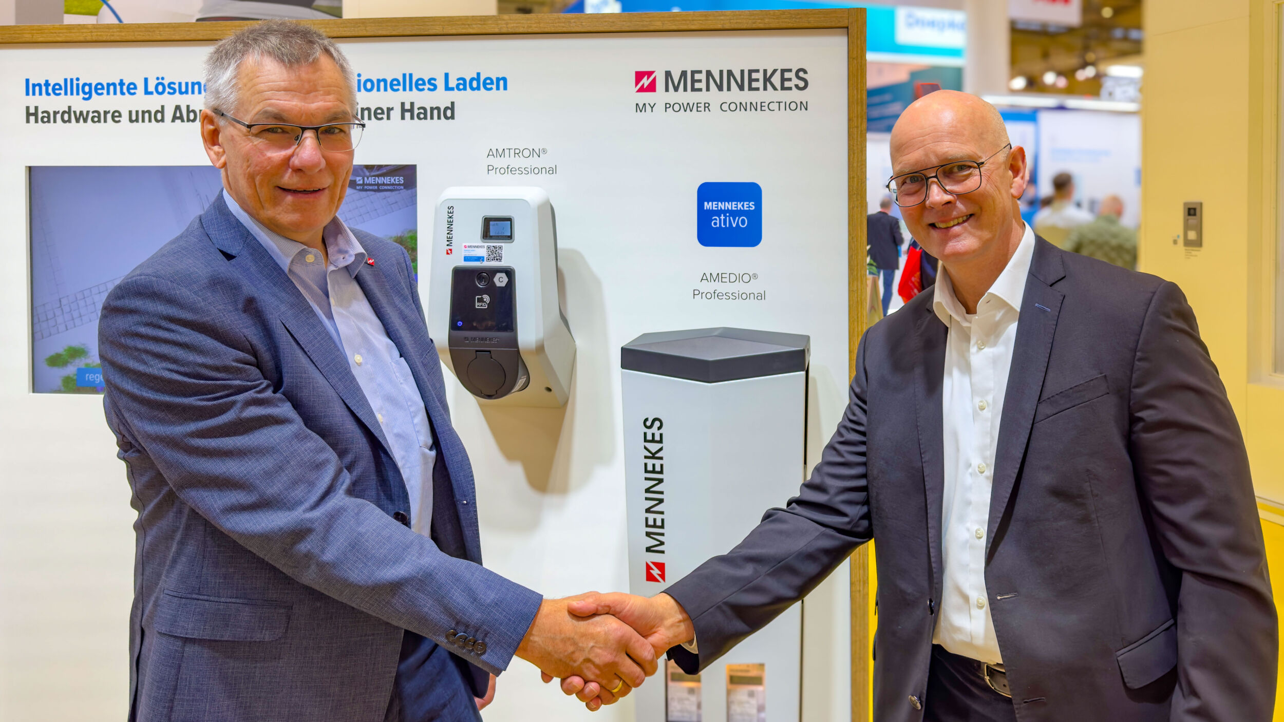 Mennekes und Siemens gehen Partnerschaft ein Gerald Hellermann, Head of Sales eMobility bei Mennekes in Deutschland, und Harald Mauch, Head of Electrical Products bei Siemens Smart Infrastructure in Deutschland.