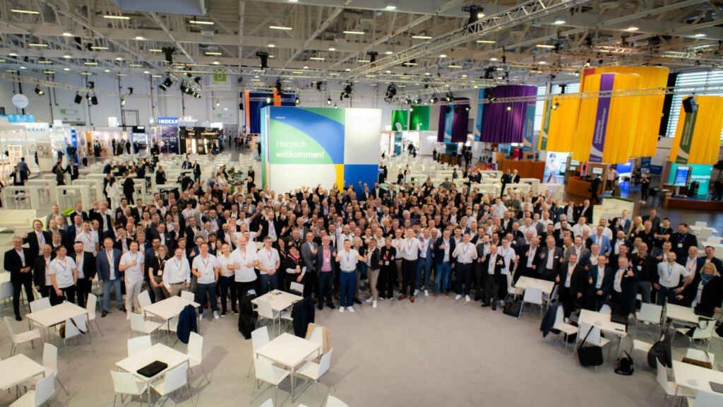 Ein starkes Team f&uuml;r einen starken Auftakt: Sonepar-Mitarbeitende beim Partnertreff 2025 in der Messe Augsburg &ndash; bereit f&uuml;r den Dialog mit Kunden, Partnern und Herstellern.