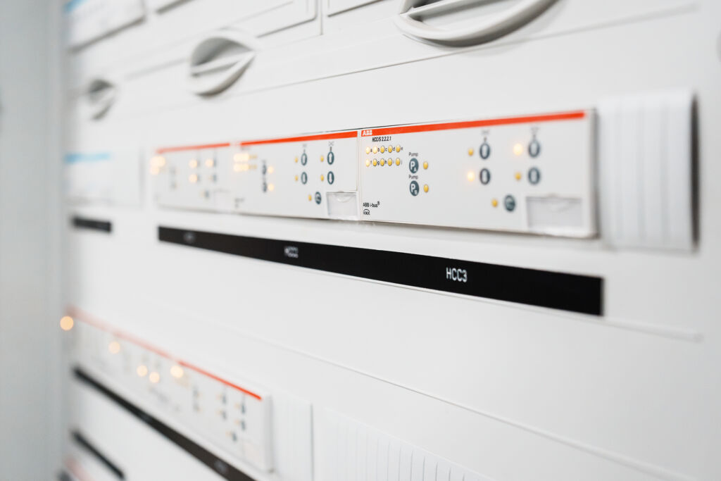 Im Verteilerschrank von ABB Striebel & John sind unter anderem diverse Fehlerstrom-Schutzeinrichtungen (RCDs) von ABB zu finden.