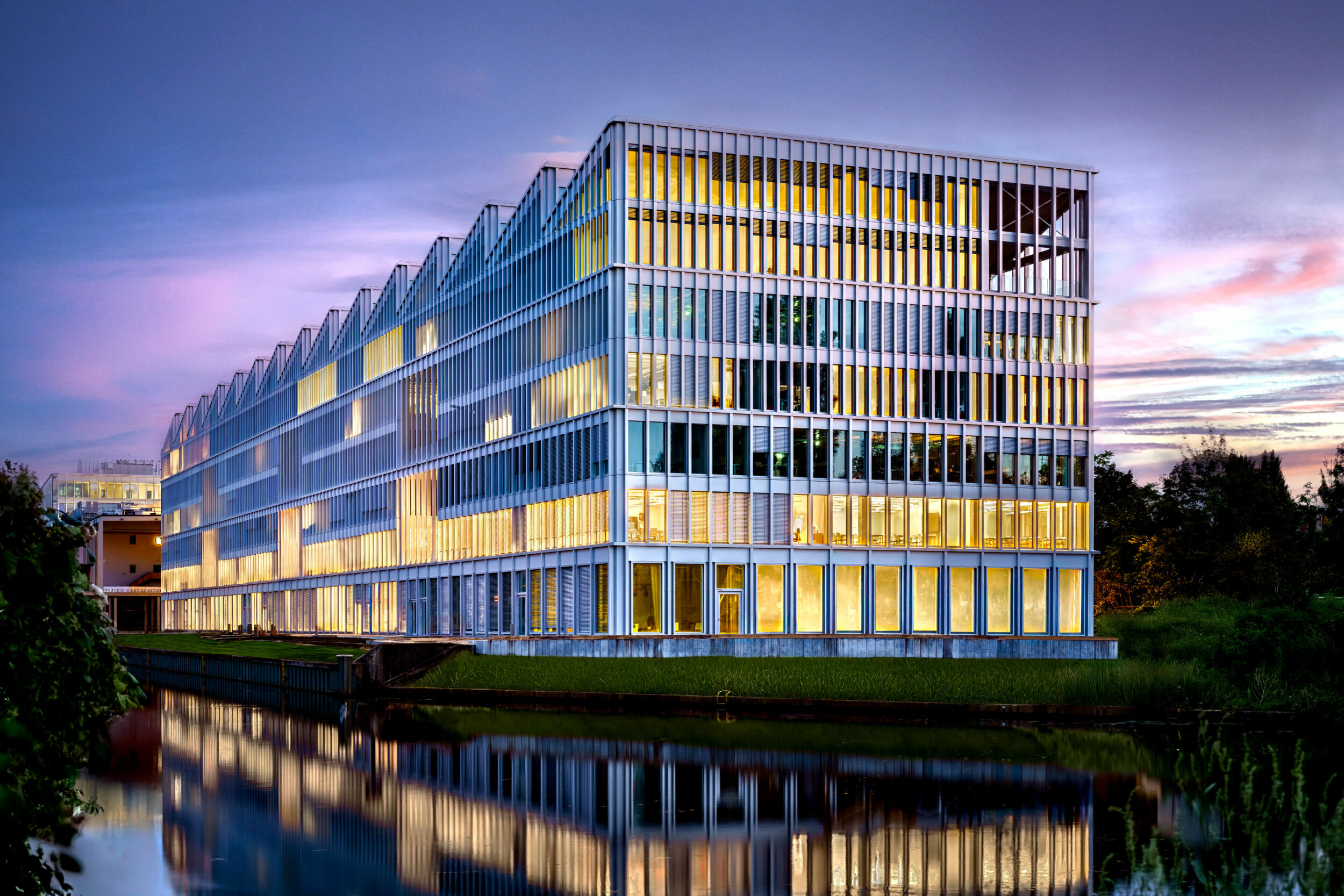 Das Shed befindet sich auf der Neuköllner Sonneninsel, die durch die Bahntrasse und den Schifffahrtskanal halbinselartig abgeschnitten ist und über die Sonnenallee erreicht wird.