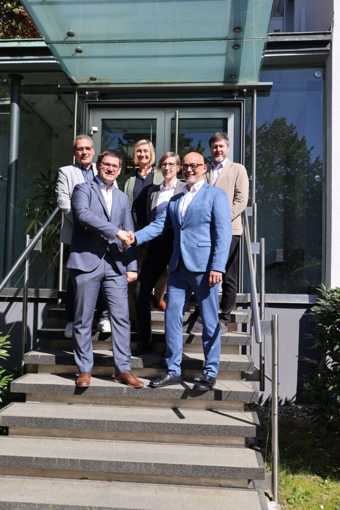 Neuer E-Markenpartner Milwaukee: Stefan Sch&uuml;tz, Gesch&auml;ftsf&uuml;hrer Techtronic Industries Central Europe GmbH (vorne rechts) mit Stefan Ehinger, ZVEH-Pr&auml;sident (vorne links). Hintere Reihe (v. l. n. r.): Olaf von M&uuml;ller, Vorsitzender ArGe Medien im ZVEH; Gabi Schermuly-Wunderlich, Gesch&auml;ftsf&uuml;hrerin ArGe Medien im ZVEH; Sara Junginger, Key Account Manager Elektro bei Techtronic Industries Central Europe GmbH; Alexander Neuh&auml;user, ZVEH-Hauptgesch&auml;ftsf&uuml;hrer.