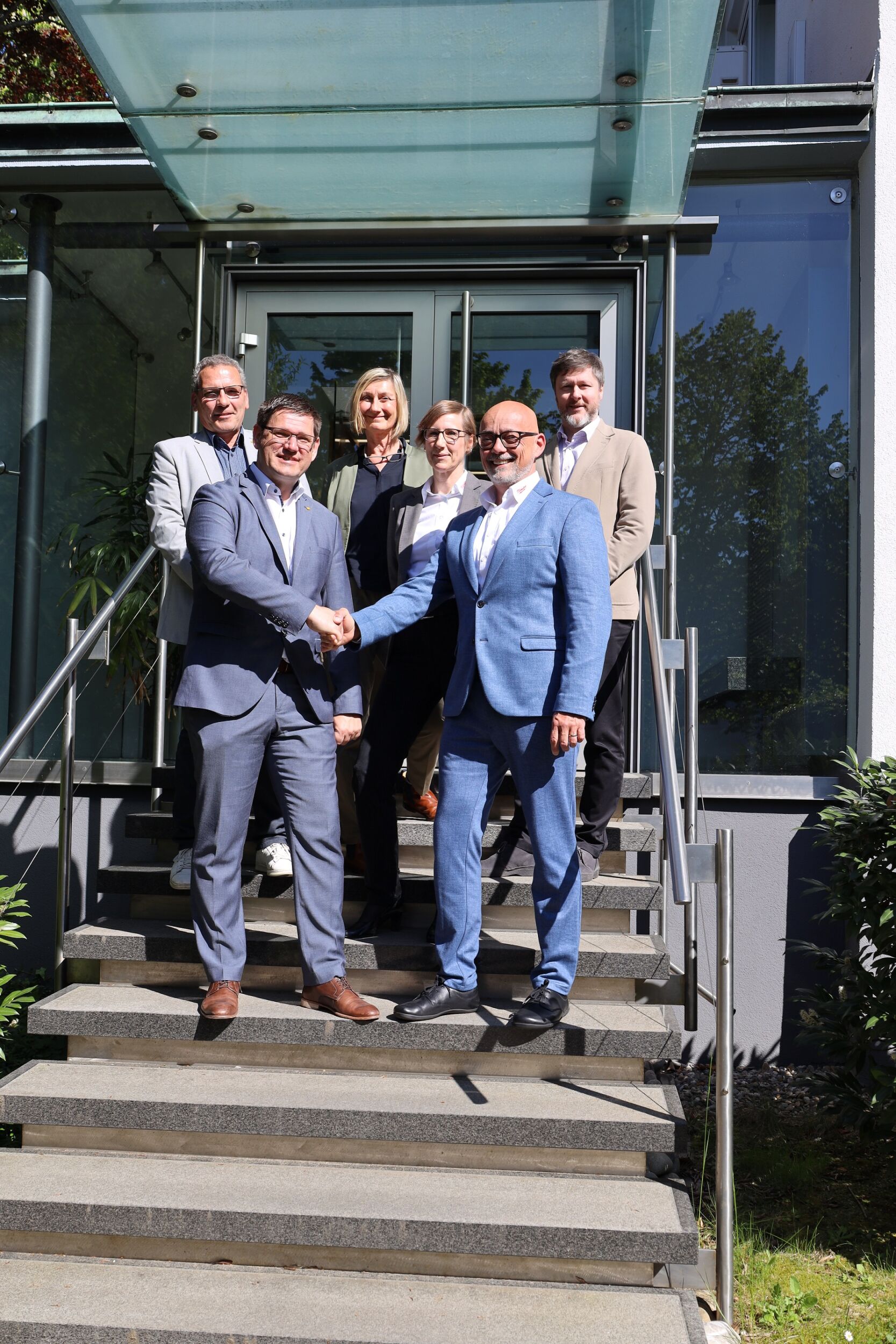 Neuer E-Markenpartner Milwaukee: Stefan Sch&uuml;tz, Gesch&auml;ftsf&uuml;hrer Techtronic Industries Central Europe GmbH (vorne rechts) mit Stefan Ehinger, ZVEH-Pr&auml;sident (vorne links). Hintere Reihe (v. l. n. r.): Olaf von M&uuml;ller, Vorsitzender ArGe Medien im ZVEH; Gabi Schermuly-Wunderlich, Gesch&auml;ftsf&uuml;hrerin ArGe Medien im ZVEH; Sara Junginger, Key Account Manager Elektro bei Techtronic Industries Central Europe GmbH; Alexander Neuh&auml;user, ZVEH-Hauptgesch&auml;ftsf&uuml;hrer.