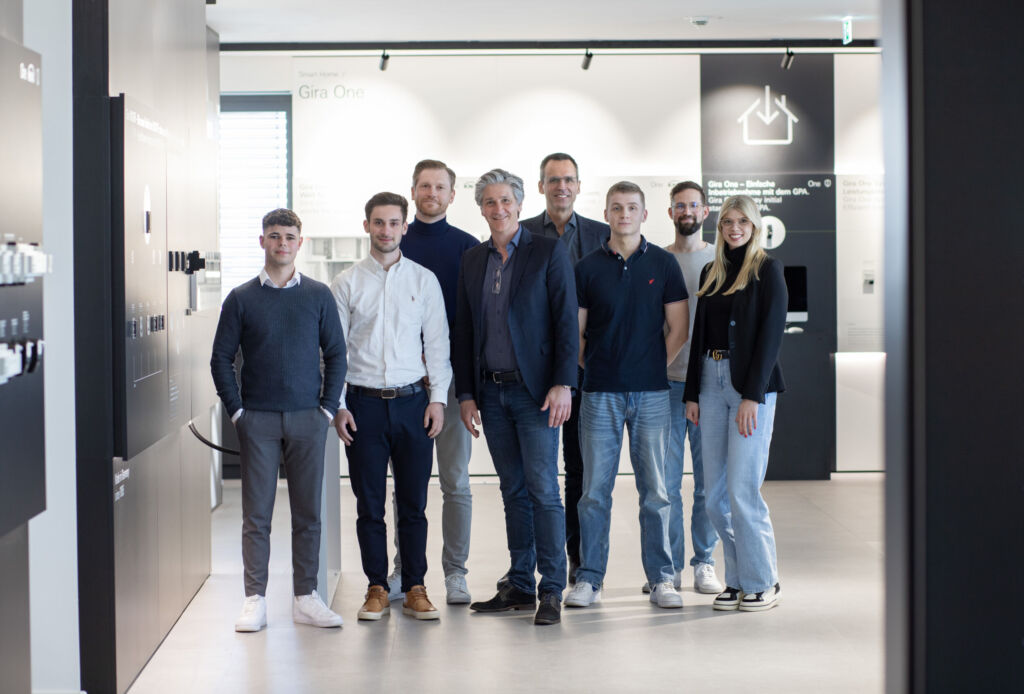 Gira gratuliert Robin Arndt (l.), Till Kalkuhl (2.v.l.) und Michael Schwengler (3.v.r.) zum Ausbildungsabschluss.