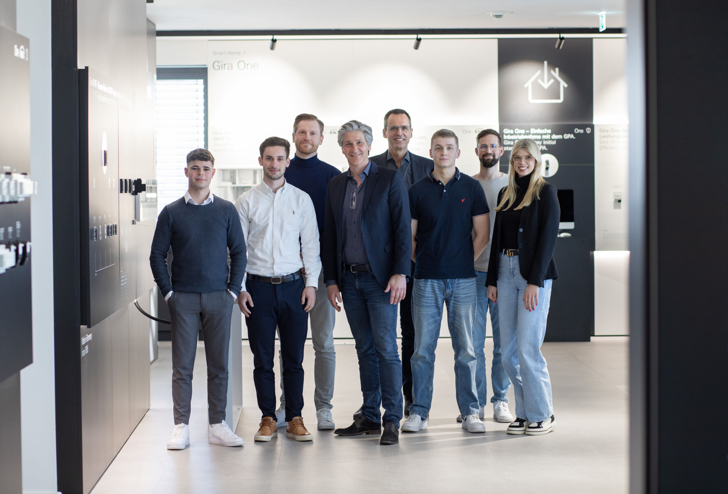 Gira gratuliert Robin Arndt (l.), Till Kalkuhl (2.v.l.) und Michael Schwengler (3.v.r.) zum Ausbildungsabschluss.