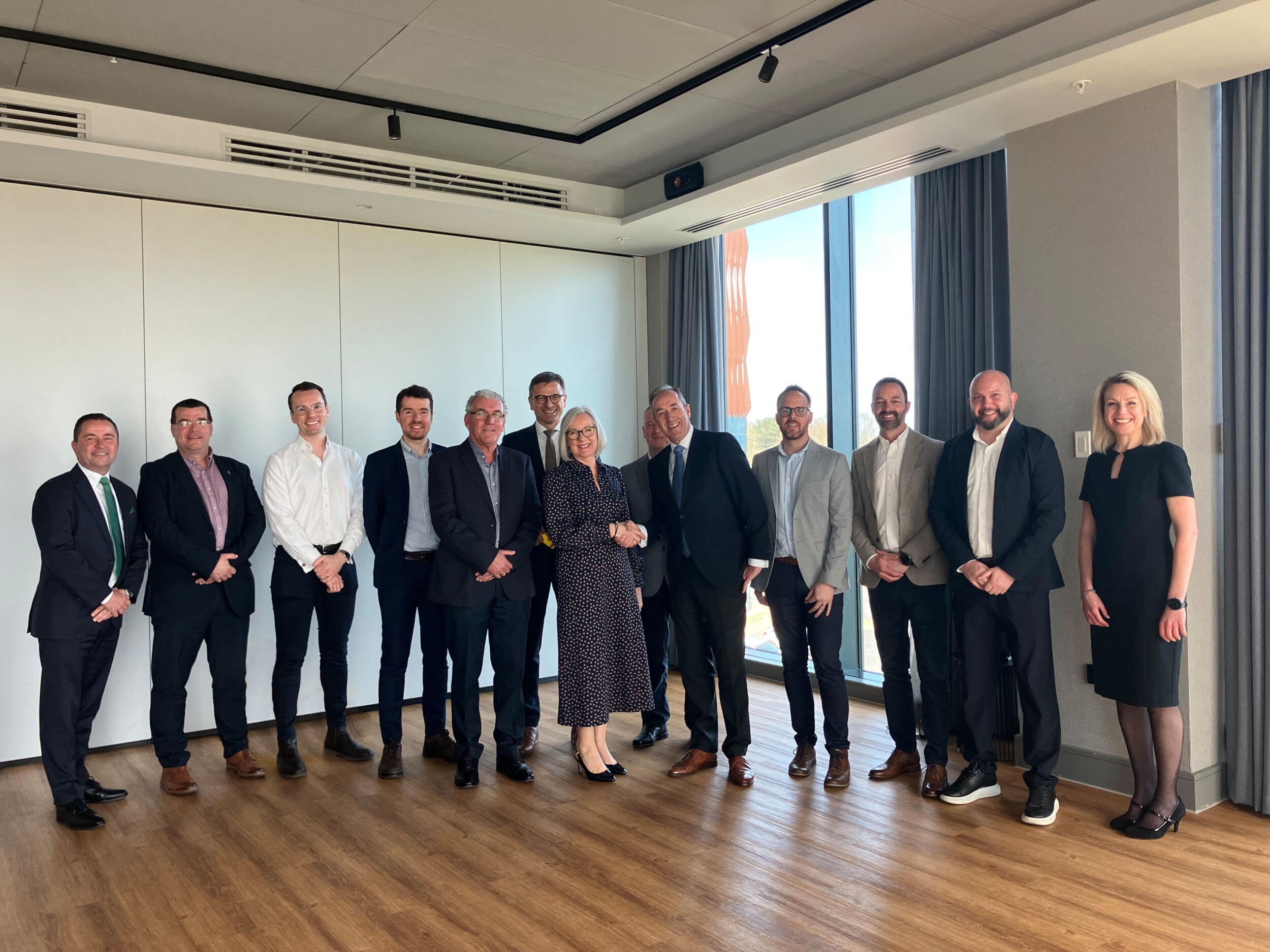 Bott Gruppe übernimmt Van Guard Accessories Von links: Nick Smith (CEO von Bott Ltd), Simon Lewis (Partner bei Thompson Jenner), Will Land (Anteilseigner von VGA), John Land (Anteilseigner und Verkaufsleiter von VGA), Barry Woodward (Vorsitzender von VGA), René Leroux (COO der Bott Gruppe), Angela Land (Anteilseignerin von VGA), Leigh Andrews (Betriebsleiter von VGA), Jan Willem Jongert (CEO der Bott Gruppe und Sprecher der Geschäftsführung), Ashley Pym (Operations Manager von VGA), Ashley Rote (Finance Director von VGA), Emlyn Harris (Geschäftsführer von VGA) und Emily Hartman (Finance and Commercial Director von Bott Ltd).